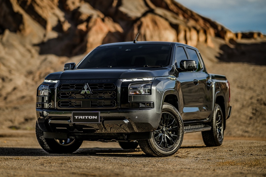 สีดำ....หล่อแบบเข้ม เข้ม 😆
เผยโฉม ออล-นิว มิตซูบิชิ ไทรทัน แบล็ก เอดิชัน รุ่นพิเศษ จำนวนจำกัด
ด้วยการตกแต่งภายนอกสีดำสุดเท่ ประกอบด้วย ไดนามิก ชีลด์และกรอบไฟตัดหมอกสีดำเงา ล้ออัลลอยสีดำขนาด 18 นิ้ว กระจกมองข้างสีดำเงา มือเปิดประตูด้านนอกสีดำเงา มือเปิดกระบะท้ายสีดำเงา บันไดข้างตกแต่งสีไทเทเนียมรมดำ และกันชนหลังสีดำตกแต่งด้วยสีไทเทเนียมรมดำ 
.
เครื่องยนต์คลีนดีเซล เทอร์โบ ไฮเปอร์พาวเวอร์ (Hyper Power) ที่พัฒนาขึ้นใหม่ ให้กำลังสูงสุดที่ 184 แรงม้า แรงบิดสูงสุด 430 นิวตันเมตร ผสานช่วงล่างใหม่และแชสซีส์เมกาเฟรมใหม่ที่ใหญ่ขึ้นและแข็งแรงขึ้น 
.
เทคโนโลยีความปลอดภัยรอบคัน ไดมอนด์ เซนส์ (Diamond Sense) 
-ระบบเตือนการชนด้านหน้าตรง พร้อมระบบช่วยชะลอความเร็ว (Forward Collision Mitigation System: FCM) 
-ระบบสัญญาณเตือนจุดอับสายตา (Blind Spot Warning: BSW) 
-ระบบสัญญาณเตือนขณะเปลี่ยนเลน (Lane Change Assist: LCA) 
-ระบบเตือนด้านหลังขณะถอยออกจากช่องจอด (Rear Cross Traffic Alert: RCTA) 
-ระบบปรับระดับไฟสูง-ต่ำอัตโนมัติ (Auto High Beam: AHB) 
-กล้องมองภาพรอบคัน (Multi Around Monitor: MAM) 
-พร้อมระบบตรวจจับและแจ้งเตือนวัตถุหรือบุคคลที่เคลื่อนไหวจากกล้องรอบคัน (Moving Object Detection: MOD) 
.
ซึ่งเทคโนโลยีความปลอดภัยอัจฉริยะทั้งหมดนี้ สามารถตรวจจับการเคลื่อนไหวและสภาพแวดล้อมรอบตัวรถ ด้วยเซ็นเซอร์และเรดาร์ที่ละเอียด แม่นยำ พร้อมปกป้องคุณให้ปลอดภัยในทุกเส้นทางที่ไปในแบบ 360 องศา
.
อุปกรณ์อำนวยความสะดวกต่างๆ ที่ครบครัน อาทิ หน้าจอขนาด 9 นิ้ว ที่รองรับได้ทั้ง Apple CarPlay ที่พร้อมเชื่อมต่อแบบไร้สาย และ Android Auto 
.
#WHATCARThailand
#MitsubishiMotorsThailand #mitsubishitritonblackedition
#triton #blackedition สีดำ....หล่อแบบเข้ม เข้ม 😆
เผยโฉม ออล-นิว มิตซูบิชิ ไทรทัน แบล็ก เอดิชัน รุ่นพิเศษ จำนวนจำกัด
ด้วยการตกแต่งภายนอกสีดำสุดเท่ ประกอบด้วย ไดนามิก ชีลด์และกรอบไฟตัดหมอกสีดำเงา ล้ออัลลอยสีดำขนาด 18 นิ้ว กระจกมองข้างสีดำเงา มือเปิดประตูด้านนอกสีดำเงา มือเปิดกระบะท้ายสีดำเงา บันไดข้างตกแต่งสีไทเทเนียมรมดำ และกันชนหลังสีดำตกแต่งด้วยสีไทเทเนียมรมดำ 
.
เครื่องยนต์คลีนดีเซล เทอร์โบ ไฮเปอร์พาวเวอร์ (Hyper Power) ที่พัฒนาขึ้นใหม่ ให้กำลังสูงสุดที่ 184 แรงม้า แรงบิดสูงสุด 430 นิวตันเมตร ผสานช่วงล่างใหม่และแชสซีส์เมกาเฟรมใหม่ที่ใหญ่ขึ้นและแข็งแรงขึ้น 
.
เทคโนโลยีความปลอดภัยรอบคัน ไดมอนด์ เซนส์ (Diamond Sense) 
-ระบบเตือนการชนด้านหน้าตรง พร้อมระบบช่วยชะลอความเร็ว (Forward Collision Mitigation System: FCM) 
-ระบบสัญญาณเตือนจุดอับสายตา (Blind Spot Warning: BSW) 
-ระบบสัญญาณเตือนขณะเปลี่ยนเลน (Lane Change Assist: LCA) 
-ระบบเตือนด้านหลังขณะถอยออกจากช่องจอด (Rear Cross Traffic Alert: RCTA) 
-ระบบปรับระดับไฟสูง-ต่ำอัตโนมัติ (Auto High Beam: AHB) 
-กล้องมองภาพรอบคัน (Multi Around Monitor: MAM) 
-พร้อมระบบตรวจจับและแจ้งเตือนวัตถุหรือบุคคลที่เคลื่อนไหวจากกล้องรอบคัน (Moving Object Detection: MOD) 
.
ซึ่งเทคโนโลยีความปลอดภัยอัจฉริยะทั้งหมดนี้ สามารถตรวจจับการเคลื่อนไหวและสภาพแวดล้อมรอบตัวรถ ด้วยเซ็นเซอร์และเรดาร์ที่ละเอียด แม่นยำ พร้อมปกป้องคุณให้ปลอดภัยในทุกเส้นทางที่ไปในแบบ 360 องศา
.
อุปกรณ์อำนวยความสะดวกต่างๆ ที่ครบครัน อาทิ หน้าจอขนาด 9 นิ้ว ที่รองรับได้ทั้ง Apple CarPlay ที่พร้อมเชื่อมต่อแบบไร้สาย และ Android Auto 
.
#WHATCARThailand
#MitsubishiMotorsThailand #mitsubishitritonblackedition
#triton #blackedition