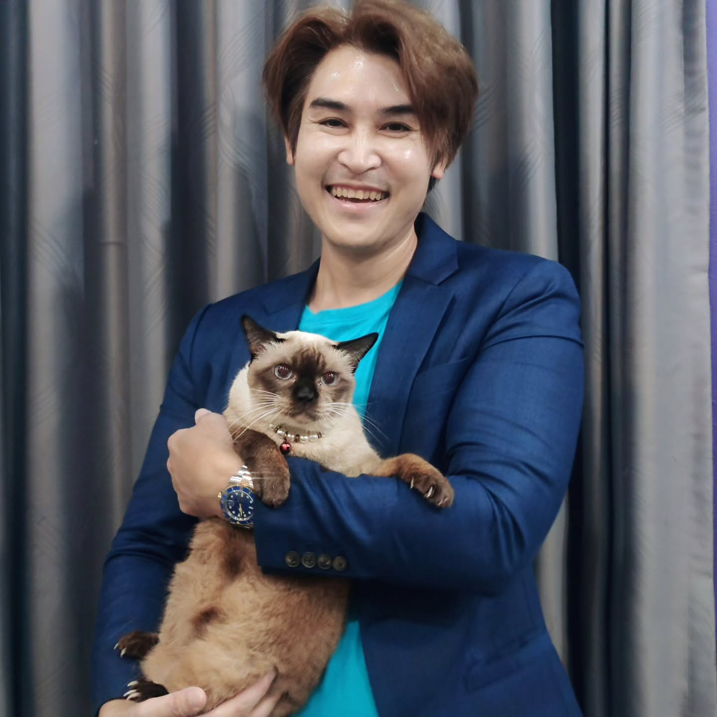 พักเบรกกับค่ายจีน 🇨🇳ที่กำลังลงมาเล่นตลาด ⚡🔋
รถยนต์ไฮบริด (Hybird) นั่งกันไม่ติดและ ญี่ปุ่น 🇯🇵
.
ไม่รู้ว่านุดมีแมว...หรือแมวมีนุดกันแน่ 😆
 "ประกาศิต" ก็เป็นทาสจ๊ะ 555
.
แม่น้ำตาลเป็นแมวที่อายุใกล้ 20 ปี ก็จะดูวัยรุ่นหน่อย 😸
โลกนี้ให้ความสำคัญกับแมวอยู่นะ.... “วันแมวโลก”  International Cat Day 
8 สิงหาคมของทุกปี
.
#InternationalCatDay 
#แม่น้ำตาลหวานเจียบ พักเบรกกับค่ายจีน 🇨🇳ที่กำลังลงมาเล่นตลาด ⚡🔋
รถยนต์ไฮบริด (Hybird) นั่งกันไม่ติดและ ญี่ปุ่น 🇯🇵
.
ไม่รู้ว่านุดมีแมว...หรือแมวมีนุดกันแน่ 😆
 "ประกาศิต" ก็เป็นทาสจ๊ะ 555
.
แม่น้ำตาลเป็นแมวที่อายุใกล้ 20 ปี ก็จะดูวัยรุ่นหน่อย 😸
โลกนี้ให้ความสำคัญกับแมวอยู่นะ.... “วันแมวโลก”  International Cat Day 
8 สิงหาคมของทุกปี
.
#InternationalCatDay 
#แม่น้ำตาลหวานเจียบ