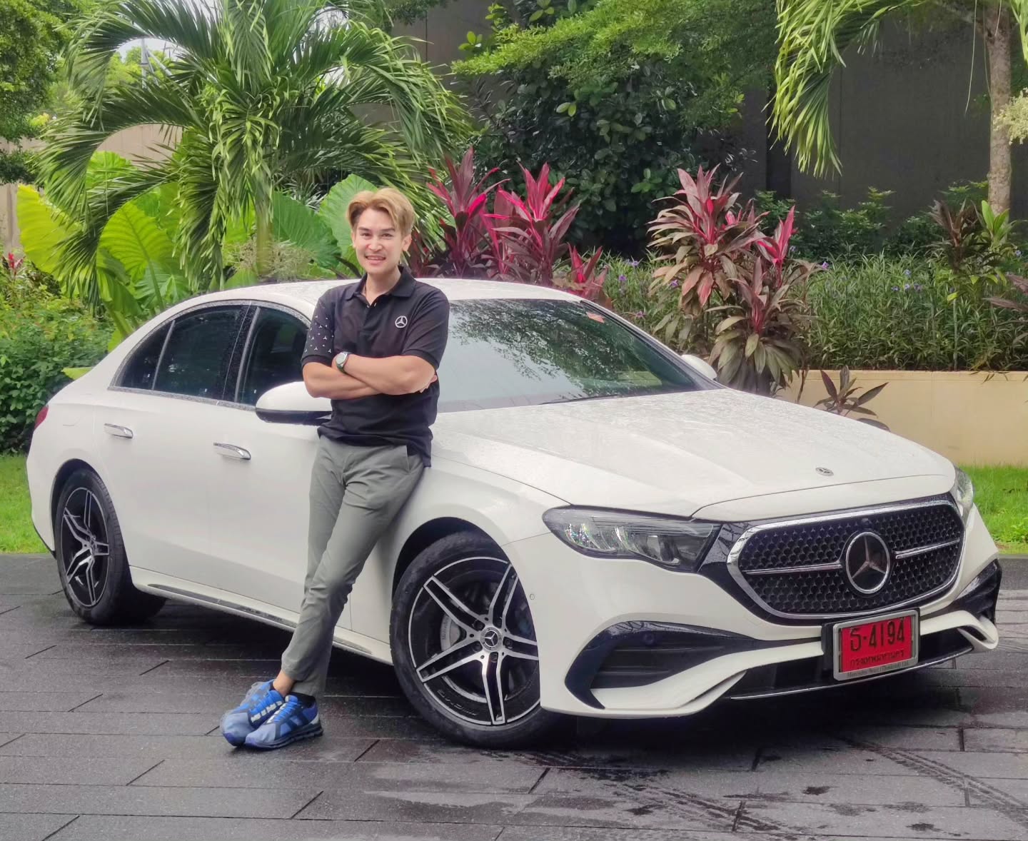 เดินทางด้วยรถ Benz E 220 d AMG Line 😆🌊🌴
จากเส้นทางภูเก็ต - พังงา ถึง รร.เยาววิทย์ 
ทริป /CSR เมอร์เซเดสเบนซ์ ประเทศไทย
.
ขนาดตัวถัง
- ยาว x กว้าง x สูง : 4,935 x 1,852 x 1,460 มิลลิเมตร
- ระยะฐานล้อ wheelbase : 2,939 มิลลิเมตร
.
เครื่องยนต์
.
เครื่องยนต์ดีเซล 4 สูบ 2.0 ลิตร เทอร์โบ กำลังสูงสุด 197 แรงม้า แรงบิดสูงสุด 440 นิวตันเมตร ทำงานร่วมกับมอเตอร์ไฟฟ้าขนาดเล็ก EQ Boost พละกำลัง 23 แรงม้า 205 นิวตันเมตร Mild Hybrid 48V ช่วยในการออกตัว จับคู่กับเกียร์อัตโนมัติ 9 จังหวะ 9G-Tronic ขับเคลื่อนล้อหลัง
.
- อัตราเร่ง 0-100 km/h ภายใน 7.6 วินาที
- ความเร็วสูงสุด Top Speed 238 km/h
.
ภายนอก
- ชุดตกแต่งภายนอก AMG Body Styling
- ล้ออัลลอย ขนาด 19 นิ้ว
- ไฟหน้า LED High Performance
- ระบบปรับไฟสูงอัตโนมัติ Adaptive Highbeam Assist
- ระบบกุญแจ Keyless-GO
- ฝาท้าย เปิด-ปิด ด้วยระบบไฟฟ้า
- ระบบเปิด-ปิด ฝาท้าย โดยไม่ต้องใช้มือ Hands-Free Tailgate
- ระบบช่วยปิดประตู Power Closing Doors (ประตูดูด)
.
ภายใน และระบบอำนวยความสะดวก
- เบาะนั่งคนขับ ปรับด้วยไฟฟ้า พร้อม Memory Seat
- เบาะนั่งผู้โดยสารตอนหน้า ปรับด้วยไฟฟ้า พร้อม Memory Seat
- ระบบปรับอากาศแบบอัตโนมัติ แยกอิสระ 2-Zones
- ระบบปรับสมดุลอากาศ - ฟอกอากาศ ENERGIZING AIR CONTROL (HEPA)
- ม่านบังแดดประตูคู่หลัง
- ม่านบังแดดกระจกบังลมหลัง
- หน้าจอ MBUX Multimedia HyperScreen และ หน้าจอมาตรวัดแบบ 3D
- Passenger Screen หน้าจอแยก สำหรับผู้โดยสารตอนหน้า ที่แยกควบคุมกับจอกลางได้ โดยไม่รบกวนการควบคุมของส่วนกลางภายในรถ
- ที่ชาร์จโทรศัพท์แบบไร้สาย Wireless Charger
- ระบบช่วยจอดอัตโนมัติ Active Parking Assist
- กล้องรอบคัน 360 องศา
- ระบบเตือนเมื่อมีรถอยู่ในจุดอับสายตา Blind Spot Assist
- ระบบเตือนเมื่อเปิดประตูลงจากรถ Exit Warning
- ระบบเตือนคาดเข็มขัดนิรภัยผู้โดยสารตอนหลัง
- ระบบควบคุมความเร็วอัตโนมัติแบบแปรผัน Active Distance Assist DISTRONIC with Stop&Go
- ระบบช่วยเหลือการขับขี่ Lane Tracing Package
- ระบบควบคุมรถให้อยู่ในช่องจราจร Active Lane Keeping Assist
- ระบบเตือนการชนด้านหน้า Collision Warning
- ระบบช่วยเหลือการขับขี่ Advanced Driving Assistance System
.
.
#MercedesBenz #EClass #E220d #E220dAMGLine เดินทางด้วยรถ Benz E 220 d AMG Line 😆🌊🌴
จากเส้นทางภูเก็ต - พังงา ถึง รร.เยาววิทย์ 
ทริป /CSR เมอร์เซเดสเบนซ์ ประเทศไทย
.
ขนาดตัวถัง
- ยาว x กว้าง x สูง : 4,935 x 1,852 x 1,460 มิลลิเมตร
- ระยะฐานล้อ wheelbase : 2,939 มิลลิเมตร
.
เครื่องยนต์
.
เครื่องยนต์ดีเซล 4 สูบ 2.0 ลิตร เทอร์โบ กำลังสูงสุด 197 แรงม้า แรงบิดสูงสุด 440 นิวตันเมตร ทำงานร่วมกับมอเตอร์ไฟฟ้าขนาดเล็ก EQ Boost พละกำลัง 23 แรงม้า 205 นิวตันเมตร Mild Hybrid 48V ช่วยในการออกตัว จับคู่กับเกียร์อัตโนมัติ 9 จังหวะ 9G-Tronic ขับเคลื่อนล้อหลัง
.
- อัตราเร่ง 0-100 km/h ภายใน 7.6 วินาที
- ความเร็วสูงสุด Top Speed 238 km/h
.
ภายนอก
- ชุดตกแต่งภายนอก AMG Body Styling
- ล้ออัลลอย ขนาด 19 นิ้ว
- ไฟหน้า LED High Performance
- ระบบปรับไฟสูงอัตโนมัติ Adaptive Highbeam Assist
- ระบบกุญแจ Keyless-GO
- ฝาท้าย เปิด-ปิด ด้วยระบบไฟฟ้า
- ระบบเปิด-ปิด ฝาท้าย โดยไม่ต้องใช้มือ Hands-Free Tailgate
- ระบบช่วยปิดประตู Power Closing Doors (ประตูดูด)
.
ภายใน และระบบอำนวยความสะดวก
- เบาะนั่งคนขับ ปรับด้วยไฟฟ้า พร้อม Memory Seat
- เบาะนั่งผู้โดยสารตอนหน้า ปรับด้วยไฟฟ้า พร้อม Memory Seat
- ระบบปรับอากาศแบบอัตโนมัติ แยกอิสระ 2-Zones
- ระบบปรับสมดุลอากาศ - ฟอกอากาศ ENERGIZING AIR CONTROL (HEPA)
- ม่านบังแดดประตูคู่หลัง
- ม่านบังแดดกระจกบังลมหลัง
- หน้าจอ MBUX Multimedia HyperScreen และ หน้าจอมาตรวัดแบบ 3D
- Passenger Screen หน้าจอแยก สำหรับผู้โดยสารตอนหน้า ที่แยกควบคุมกับจอกลางได้ โดยไม่รบกวนการควบคุมของส่วนกลางภายในรถ
- ที่ชาร์จโทรศัพท์แบบไร้สาย Wireless Charger
- ระบบช่วยจอดอัตโนมัติ Active Parking Assist
- กล้องรอบคัน 360 องศา
- ระบบเตือนเมื่อมีรถอยู่ในจุดอับสายตา Blind Spot Assist
- ระบบเตือนเมื่อเปิดประตูลงจากรถ Exit Warning
- ระบบเตือนคาดเข็มขัดนิรภัยผู้โดยสารตอนหลัง
- ระบบควบคุมความเร็วอัตโนมัติแบบแปรผัน Active Distance Assist DISTRONIC with Stop&Go
- ระบบช่วยเหลือการขับขี่ Lane Tracing Package
- ระบบควบคุมรถให้อยู่ในช่องจราจร Active Lane Keeping Assist
- ระบบเตือนการชนด้านหน้า Collision Warning
- ระบบช่วยเหลือการขับขี่ Advanced Driving Assistance System
.
.
#MercedesBenz #EClass #E220d #E220dAMGLine
