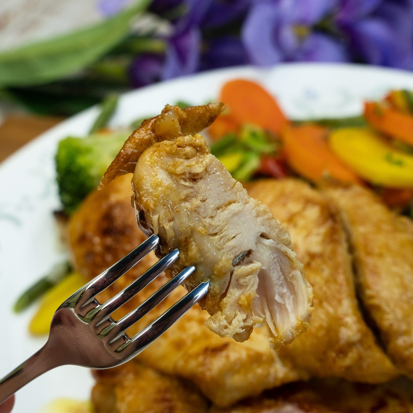 💕 Pechuga de pollo marinada
💕 El pollo tiene muchas variedades para poder comerlo, desde frito, guisado, marinado... y aquí estoy busncando recetas nuevas para comer pechugas, que no sea simplemnte a la plancha, sin sabor y secas... La verdad que esta forma de comerlas no está mal, quedan jugosas y tienen un sabor distinto. Aquí os dejo la receta por si quereís probarlo.
💕 Ingredientes:
- 500g Pechuga de pollo
- 1cdta Sal
- 1cdta Páprika
- 2cdas Aceite
- 1cda Salsa Soya
- 2cdas Miel
- 1cda Mostaza
💕 Elaboración:
1.- En un recipiente se ponen las pechugas de pollo y se agregan todos los ingredientes.
2.- Se mezcla bien para que todos los sabores les llegue al pollo y se deja marecerar en la nevera por un mínimo de media hora.
3.- Se saca de la nevera después del macerado y se fríe en una sartén a fuego medio alto con un poco de aceite hasta que este doradito o a nuestro gusto.
4.- Listo para comer y degustar.
💕 Ya sabéis no olvidéis suscribiros, darle al like, cometar y compartir para que más gente pueda disfrutar de esta maravilla.
#amigosfoodiesinsta #comilonessinparar #foodsharinggroup #goldentastyfoodie #recetasfaciles #easyfood#recetafacil #familyfood#delicious #yum #yummy #food # #foodie #foodblogger #recetasricas #recetasfaciles #pollo #chicken #recetasconpollo #chickenrecipes #pechuga #pechugadepollo #pollomarinado #whitechicken #chickenbrest #marinatechicken