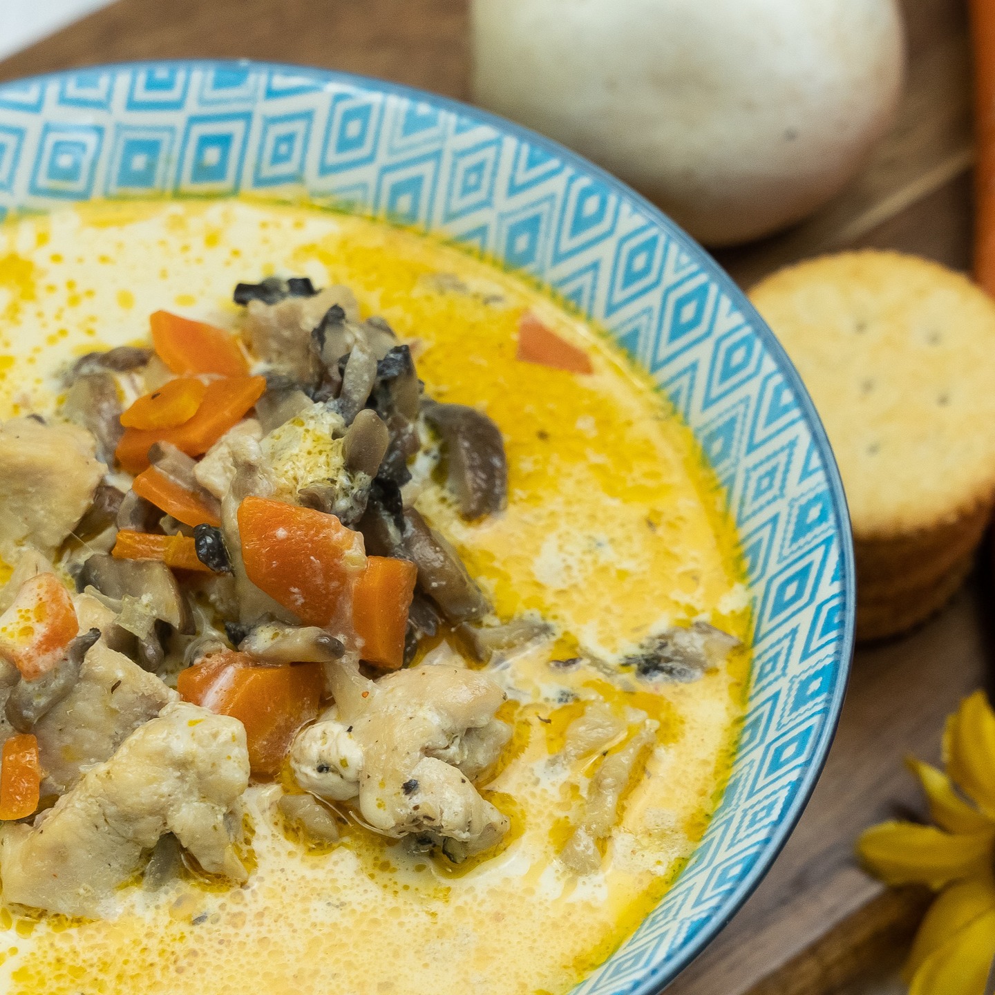 💕 Sopa de pollo y setas
💕 Desde que descubrí esta sopa no paro de hacerla, es una de las recetas que tengo siempre en mi menú. Más o menos la prepararo cada dos semanas, y en invierno a veces la hago cada semana, porque es súper nutritiva, es muy fácil de hacer. Espero que os guste igual o más que a mi.
💕 Ingredientes:
- 30g mantequilla
- 2 cdas aceite de oliva
- 1 cebolla
- 3 dientes de ajo
- 1 & ½ cdtas pimienta negra
- 1 cdta paprika
- 1 cdta sal o al gusto
- 450g setas o champiñones
- 500g pechuga de pollo
- 75g apio
- 150g zanahoria
- 1L sopa de pollo
- 150ml nata para cocinar
- 2 pastillas de caldo de pollo
💕 Elaboración:
1.- Pon la mantequilla y el aceite de oliva en una olla a fuego medio.
2.- Corta la cebolla a cuadraditos y el ajo bien picadito.
3.- Fríe la cebolla y el ajo hasta que esten doraditos.
4.- Añade el pollo salpimentado (cortado en cuadraditos pequeños) y cocínalo hasta que este medio hecho, unos 8 o 10 mins, dependiendo del tipo de pollo .
5.- Ahora se añaden las verduras (setas, zanahoria y apio) cortadas a cuadraditos pequeños y se sigue cocinando unos 5 mins más.
6.- Pon sal, la pimineta, la parprika y las pastillas de caldo de pollo.
7.- Echamos el caldo de pollo y la nata, se cubre con una tapadera y se cocina por unos 20 o 30 mins hasta que el pollo y los vegetales esten listos para comer.
8.- Siempre se puede añadir mas sal o pimienta al gusto.
9.- Se puede degustar sola o con algunas galletitas saladas, picos….
💕 Ya sabéis no olvidéis suscribiros, darle al like, cometar y compartir para que más gente pueda disfrutar de esta maravilla.
#amigosfoodiesinsta #comilonessinparar #foodsharinggroup#goldentastyfoodie#goldentastyoct #foodexplorertribe #recetasfaciles #easyfood#recetafacil #familyfood#delicious #yum #yummy #food # #foodie #foodblogger #recetasricas #pollo#sopa #soup #mushrooms #setas #almuerzo #lunch