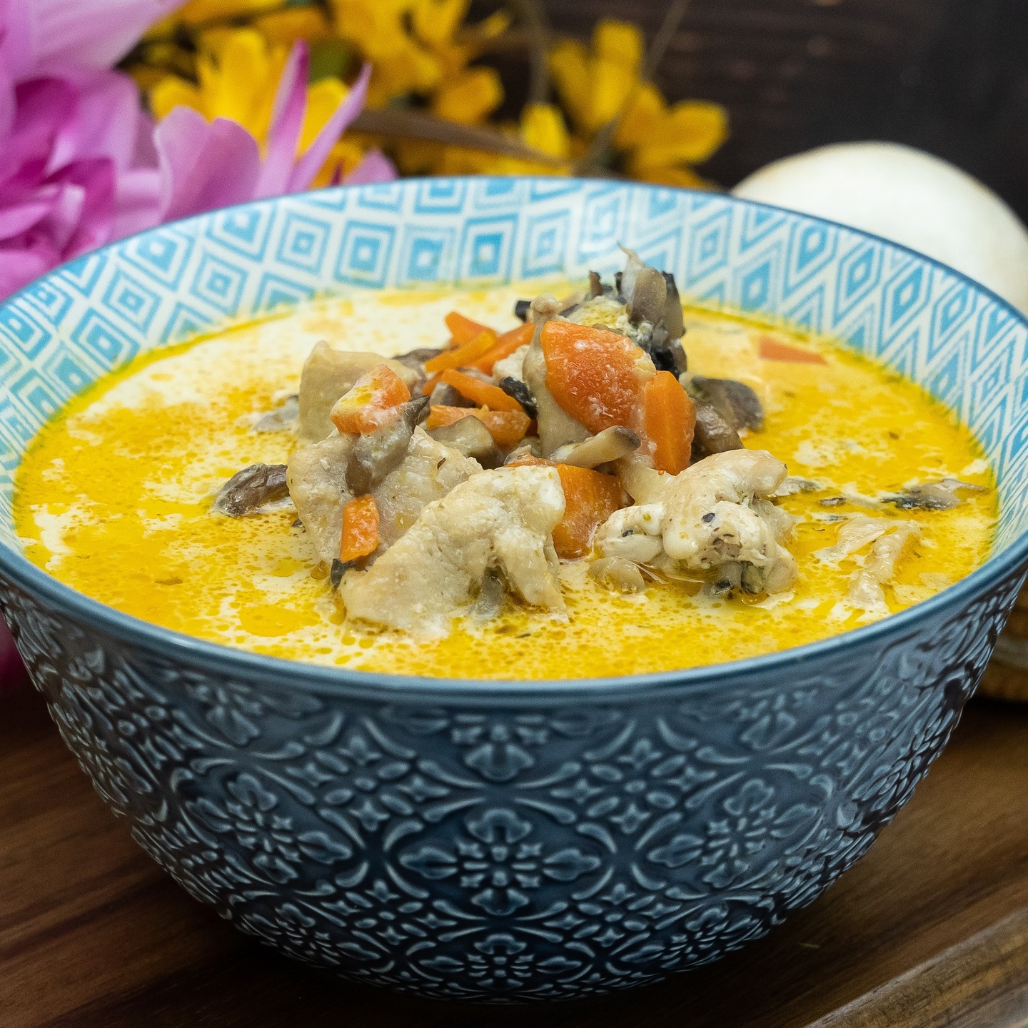 💕 Sopa de pollo y setas
💕 Desde que descubrí esta sopa no paro de hacerla, es una de las recetas que tengo siempre en mi menú. Más o menos la prepararo cada dos semanas, y en invierno a veces la hago cada semana, porque es súper nutritiva, es muy fácil de hacer. Espero que os guste igual o más que a mi.
💕 Ingredientes:
- 30g mantequilla
- 2 cdas aceite de oliva
- 1 cebolla
- 3 dientes de ajo
- 1 & ½ cdtas pimienta negra
- 1 cdta paprika
- 1 cdta sal o al gusto
- 450g setas o champiñones
- 500g pechuga de pollo
- 75g apio
- 150g zanahoria
- 1L sopa de pollo
- 150ml nata para cocinar
- 2 pastillas de caldo de pollo
💕 Elaboración:
1.- Pon la mantequilla y el aceite de oliva en una olla a fuego medio.
2.- Corta la cebolla a cuadraditos y el ajo bien picadito.
3.- Fríe la cebolla y el ajo hasta que esten doraditos.
4.- Añade el pollo salpimentado (cortado en cuadraditos pequeños) y cocínalo hasta que este medio hecho, unos 8 o 10 mins, dependiendo del tipo de pollo .
5.- Ahora se añaden las verduras (setas, zanahoria y apio) cortadas a cuadraditos pequeños y se sigue cocinando unos 5 mins más.
6.- Pon sal, la pimineta, la parprika y las pastillas de caldo de pollo.
7.- Echamos el caldo de pollo y la nata, se cubre con una tapadera y se cocina por unos 20 o 30 mins hasta que el pollo y los vegetales esten listos para comer.
8.- Siempre se puede añadir mas sal o pimienta al gusto.
9.- Se puede degustar sola o con algunas galletitas saladas, picos….
💕 Ya sabéis no olvidéis suscribiros, darle al like, cometar y compartir para que más gente pueda disfrutar de esta maravilla.
#amigosfoodiesinsta #comilonessinparar #foodsharinggroup#goldentastyfoodie#goldentastyoct #foodexplorertribe #recetasfaciles #easyfood#recetafacil #familyfood#delicious #yum #yummy #food # #foodie #foodblogger #recetasricas #pollo#sopa #soup #mushrooms #setas #almuerzo #lunch