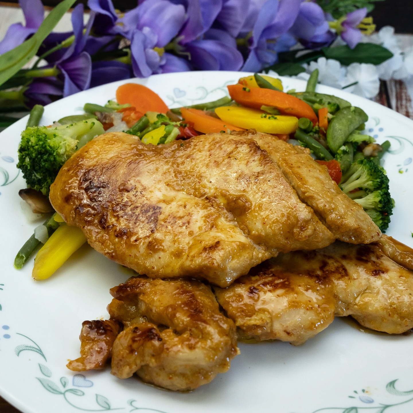 💕 Pechuga de pollo marinada
💕 El pollo tiene muchas variedades para poder comerlo, desde frito, guisado, marinado... y aquí estoy busncando recetas nuevas para comer pechugas, que no sea simplemnte a la plancha, sin sabor y secas... La verdad que esta forma de comerlas no está mal, quedan jugosas y tienen un sabor distinto. Aquí os dejo la receta por si quereís probarlo.
💕 Ingredientes:
- 500g Pechuga de pollo
- 1cdta Sal
- 1cdta Páprika
- 2cdas Aceite
- 1cda Salsa Soya
- 2cdas Miel
- 1cda Mostaza
💕 Elaboración:
1.- En un recipiente se ponen las pechugas de pollo y se agregan todos los ingredientes.
2.- Se mezcla bien para que todos los sabores les llegue al pollo y se deja marecerar en la nevera por un mínimo de media hora.
3.- Se saca de la nevera después del macerado y se fríe en una sartén a fuego medio alto con un poco de aceite hasta que este doradito o a nuestro gusto.
4.- Listo para comer y degustar.
💕 Ya sabéis no olvidéis suscribiros, darle al like, cometar y compartir para que más gente pueda disfrutar de esta maravilla.
#amigosfoodiesinsta #comilonessinparar #foodsharinggroup #goldentastyfoodie #recetasfaciles #easyfood#recetafacil #familyfood#delicious #yum #yummy #food # #foodie #foodblogger #recetasricas #recetasfaciles #pollo #chicken #recetasconpollo #chickenrecipes #pechuga #pechugadepollo #pollomarinado #whitechicken #chickenbrest #marinatechicken