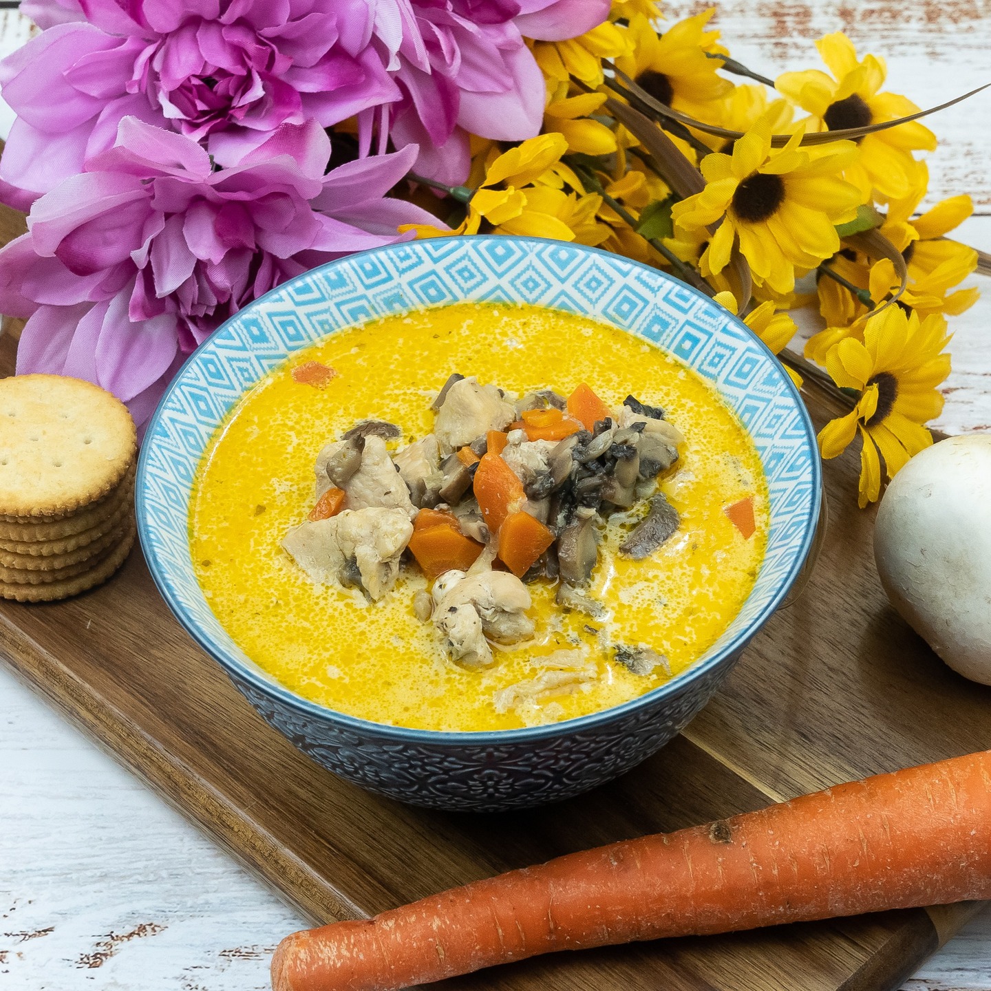 💕 Sopa de pollo y setas
💕 Desde que descubrí esta sopa no paro de hacerla, es una de las recetas que tengo siempre en mi menú. Más o menos la prepararo cada dos semanas, y en invierno a veces la hago cada semana, porque es súper nutritiva, es muy fácil de hacer. Espero que os guste igual o más que a mi.
💕 Ingredientes:
- 30g mantequilla
- 2 cdas aceite de oliva
- 1 cebolla
- 3 dientes de ajo
- 1 & ½ cdtas pimienta negra
- 1 cdta paprika
- 1 cdta sal o al gusto
- 450g setas o champiñones
- 500g pechuga de pollo
- 75g apio
- 150g zanahoria
- 1L sopa de pollo
- 150ml nata para cocinar
- 2 pastillas de caldo de pollo
💕 Elaboración:
1.- Pon la mantequilla y el aceite de oliva en una olla a fuego medio.
2.- Corta la cebolla a cuadraditos y el ajo bien picadito.
3.- Fríe la cebolla y el ajo hasta que esten doraditos.
4.- Añade el pollo salpimentado (cortado en cuadraditos pequeños) y cocínalo hasta que este medio hecho, unos 8 o 10 mins, dependiendo del tipo de pollo .
5.- Ahora se añaden las verduras (setas, zanahoria y apio) cortadas a cuadraditos pequeños y se sigue cocinando unos 5 mins más.
6.- Pon sal, la pimineta, la parprika y las pastillas de caldo de pollo.
7.- Echamos el caldo de pollo y la nata, se cubre con una tapadera y se cocina por unos 20 o 30 mins hasta que el pollo y los vegetales esten listos para comer.
8.- Siempre se puede añadir mas sal o pimienta al gusto.
9.- Se puede degustar sola o con algunas galletitas saladas, picos….
💕 Ya sabéis no olvidéis suscribiros, darle al like, cometar y compartir para que más gente pueda disfrutar de esta maravilla.
#amigosfoodiesinsta #comilonessinparar #foodsharinggroup#goldentastyfoodie#goldentastyoct #foodexplorertribe #recetasfaciles #easyfood#recetafacil #familyfood#delicious #yum #yummy #food # #foodie #foodblogger #recetasricas #pollo#sopa #soup #mushrooms #setas #almuerzo #lunch