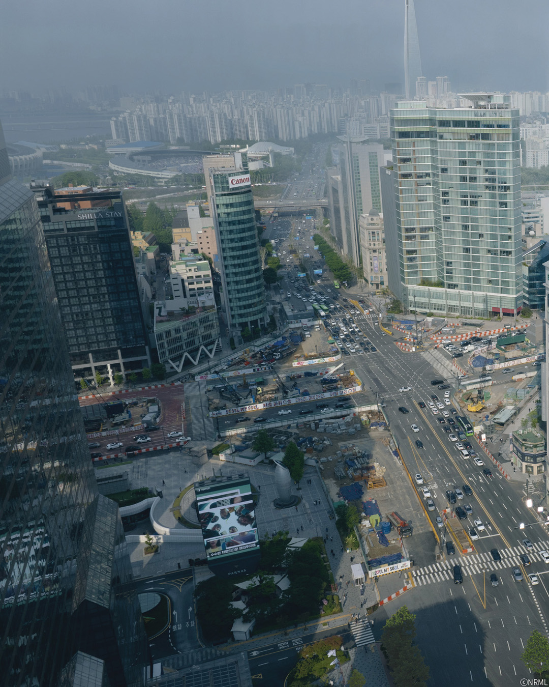 TOMORROW'S SCAPE
미래 전경
2025 SEOUL URBAN ARCHITECTURE CREATIVE INNOVATION COMPETITION
2025 서울특별시 도시건축 창의혁신디자인사업 공모
APPROVED / 선정
⠀
This project fuses public space and nature in architecture, proposing a design that draws nature into the dense urban fabric of Gangnam, while balancing active public openness and long-term spatial sustainability. It has been recognized as an experimental urban architectural work in the 2025 Seoul Urban Architecture Creative Innovation Competition.
⠀
This selection brings deeper meaning and responsibility to the architectural values we pursue. We will continue to explore new possibilities at the intersection of architecture and the city, and remain committed to realizing our vision with sincerity and dedication. (Excerpted)
⠀
공공성과 자연을 건축에 융합한 이 프로젝트는, 강남의 밀집된 도심 속 자연을 끌어들이는 디자인과 적극적인 공공 개방, 그리고 공간의 지속 가능성을 함께 고민하며 주목받은 도시 건축 실험입니다.
⠀
이번 선정은 우리가 지향해온 건축적 가치에 깊은 의미와 책임감을 안겨주었습니다. 앞으로도 우리는 도시와 건축이 만나는 경계에서 더 많은 가능성을 탐색하며, 새롭게 제안한 비전을 성실하게 실현해 나가겠습니다.(일부 발췌)
⠀
📍 R&D Center in Samseong Intersection, Gangnam, Seoul
서울특별시 강남구 삼성역 사거리
⠀
Team: Seonwook Jo, Myungsoo Ha, Dooho Kim, Hyuckjin Shin
@clark____03 @ms_ar_h @hyuck_jin @ho.__.od
CG: NRML.STUDIO @we_are_nrml
#SSP #SeoulArchitecture #Youngarchitect #Architecture #UrbanDesign #PublicSpace #GreenArchitecture #Gangnam #Seoul #SustainableDesign #officearchitecture #FutureCity #UrbanRegeneration #ArchitectureLovers #DesignInspiration #DesignStudio #Office #Cityscape #서울시도시건축디자인혁신사업 #창의혁신 #에스에스피건축사사무소 #박성기 #건축가 #건축 #젊은건축가 #업무시설 #강남 #삼성역 #디자인 #공공건축