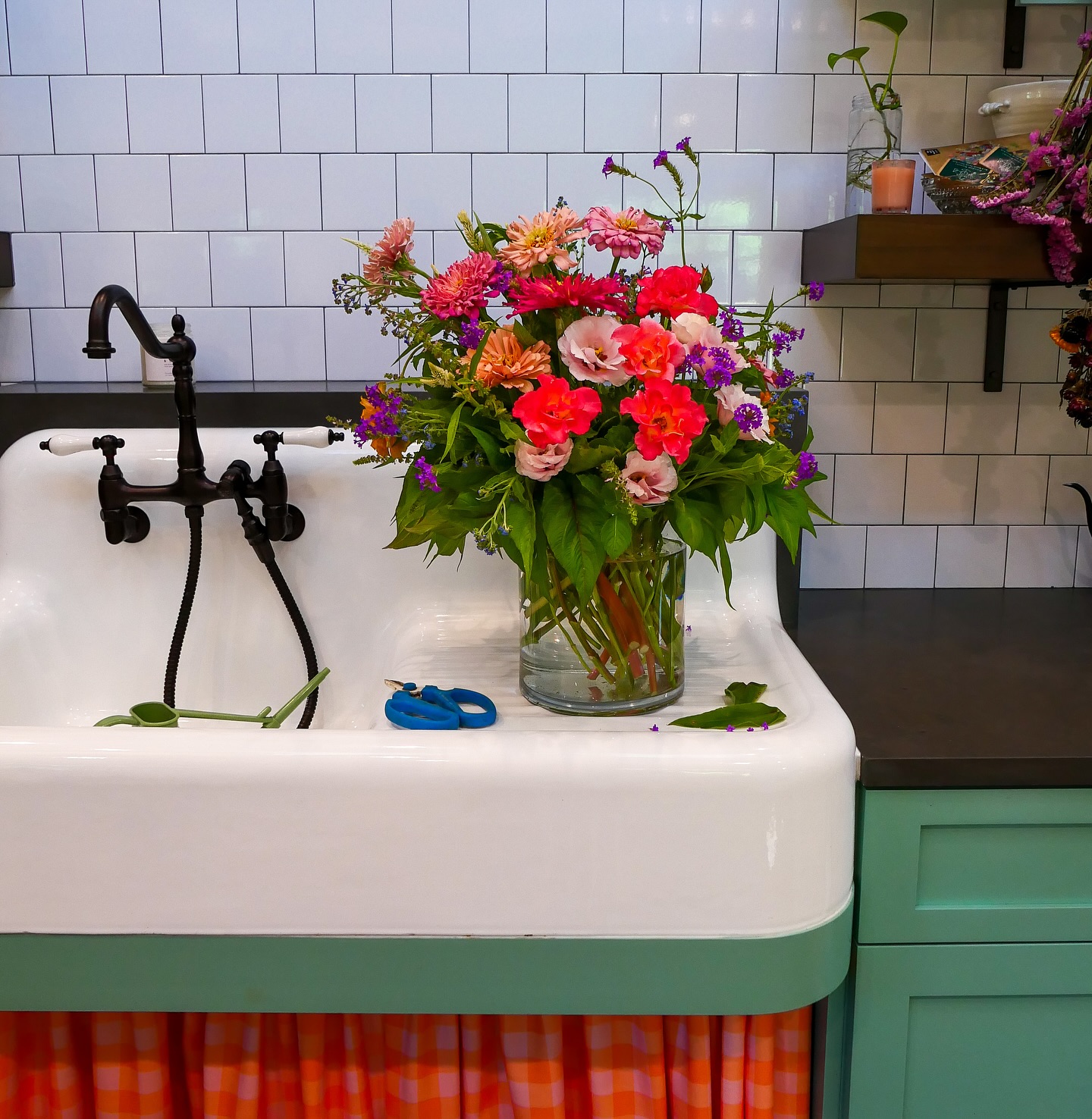 In the cottage today π #flowerstudio #cottage #farmgalflowers #slowflowerssociety #locallygrown #farmerflorist #zone10a #growyourown #cutflowers #floraldesign #floridaflowers #flowerstagram #flowers #floraldesign #flowerarrangement #inmygarden #floridagrown #inthegarden #bouquet #inmygardentoday #cottagestyle