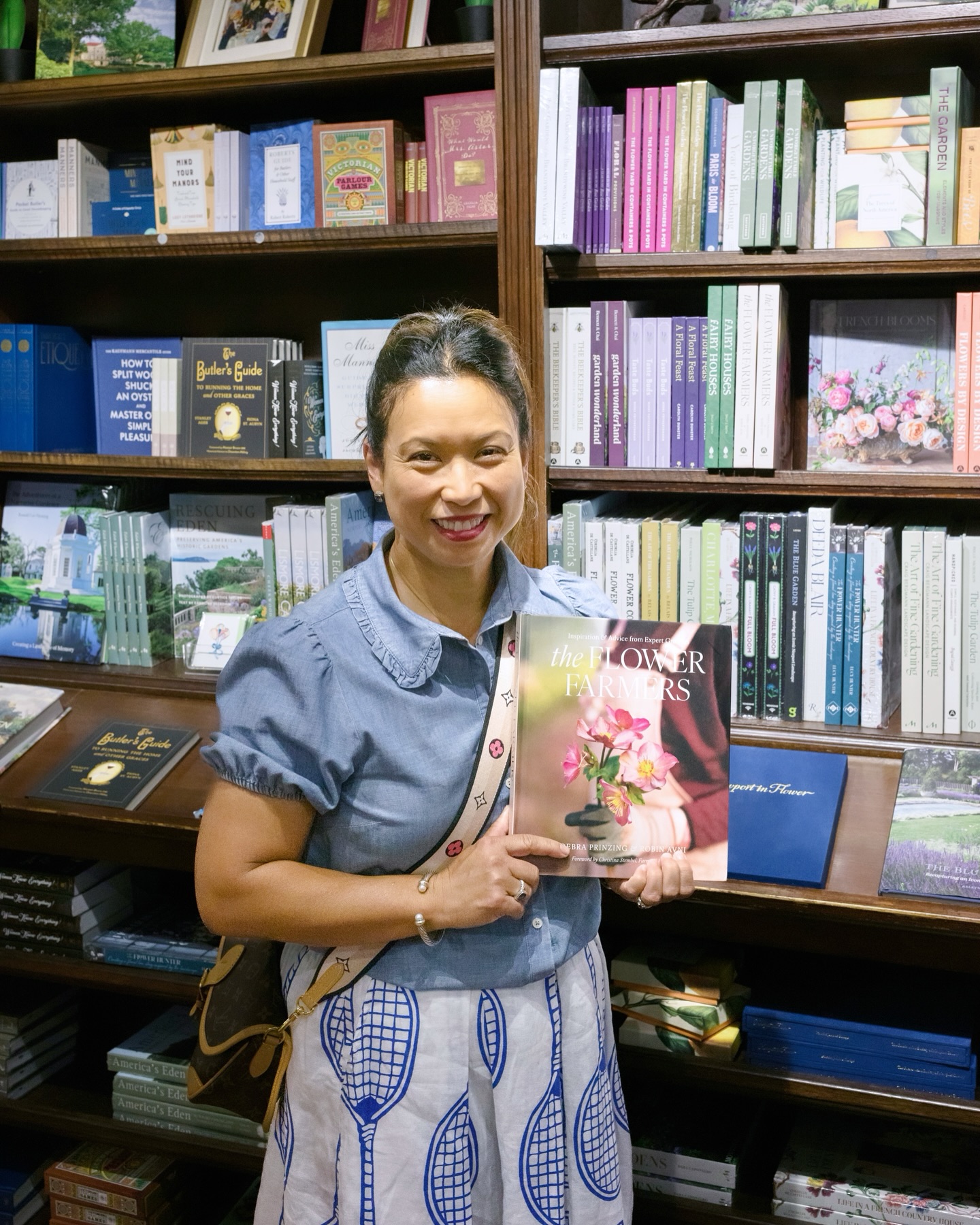 Look what I found in a gift shop while on vacay! π©π»βπΎπΈπ #farmgalflowers #slowflowerssociety #bloomimprint #theflowerfarmers #locallygrown #sustainableflowers #floraleducation #flowerbook #flowerfarming #flowerfarmers #theflowerfarmersbook #farmerflorist