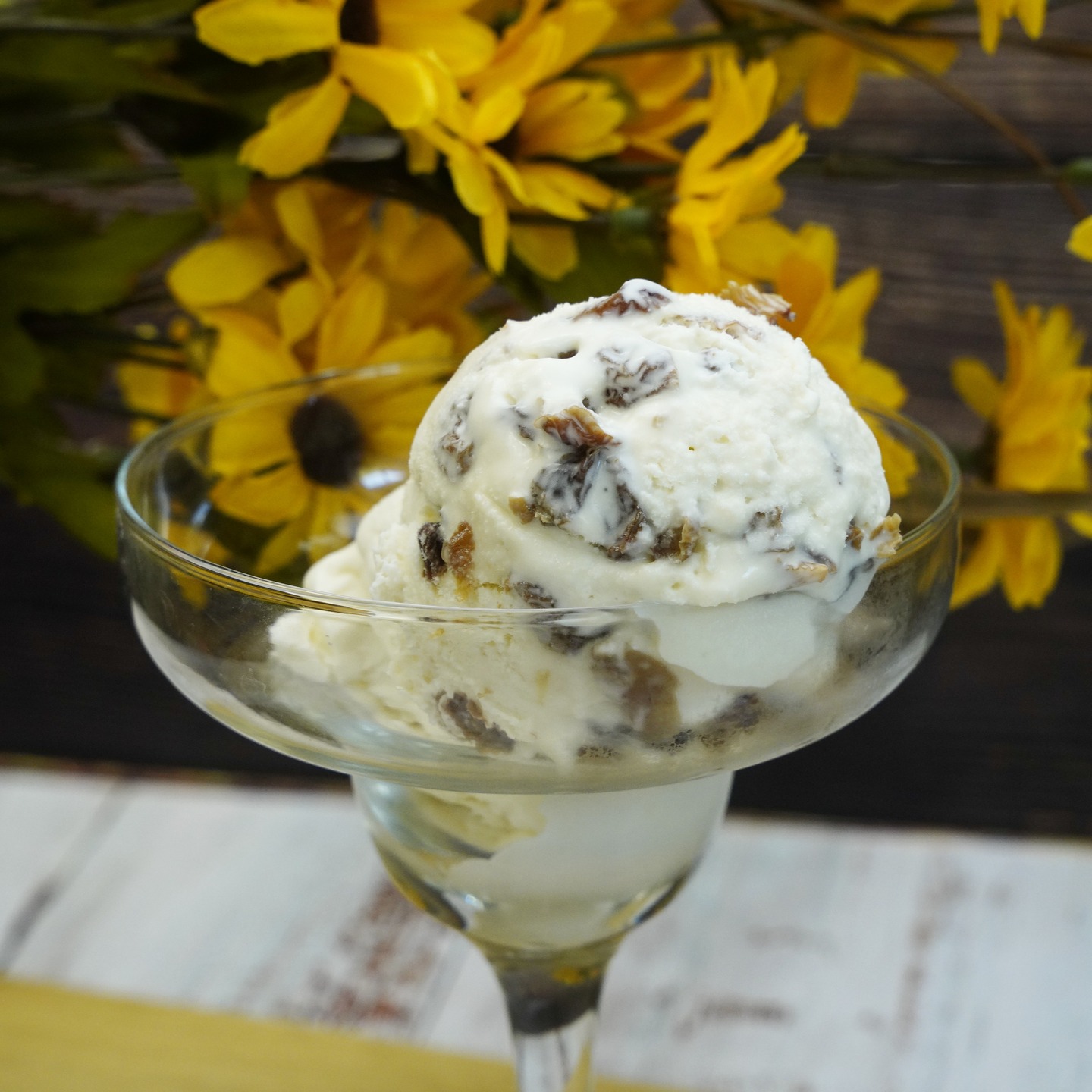 š Helado de Ron con pasas
š Para los amantes del Ron y de las pasas, aquĆ os dejo este helado que os va a encantar, ya sabĆ©is cómo lleva alcohol, y sabe bastante, no es apto para todos los pĆŗblicos, nada de ofrecerlo a los niƱos o a la gente que por religión o decisión propia no consuman alcohol. Es ideal para terminar una cena con los amigos antes de empezar con las copas ... .jejeje. Espero que os guste. (A mĆ personalmente me gusta mĆ”s mi helado de baileys)
š Ingredientes:
- 70ml Ron AƱejo
- 120g pasas
- 200g leche condensada
- 400ml nata (35%MG)
š Elaboración:
1.- Primero se trocean las pasas y se maceran en el Ron durante 4 o 5 horas en el frigorĆfico y tapadas.
2.- Se escurren las pasas y se reservan para luego, tambiƩn se reserva el Ron.
3.- Ahora se bate la nata, hasta que estƩ casi montada, para evitar que se nos corte.
4.- Se incorpora el Ron a la leche condensada que debe estar frĆa, se mueve para que se integre bien.
5.- Ahora con ayuda de una espƔtula integra la leche condensada a la nata.
6.- Se aƱaden las pasas al helado.
7.- Se tapa a piel y se lleva al congelador durante 3 horas, se saca y se mezcla todo de nuevo, para que se repartan bien las las pasas y para ayudar a que no se cristalice.
8.- Se vuelve a tapar y se lleva al congelador un mĆnimo de 6 horas o hasta el dĆa siguiente.
9.- Listo para comer.
š Ya sabĆ©is no olvidĆ©is suscribiros, darle al like, cometar y compartir para que mĆ”s gente pueda disfrutar de esta maravilla.
#amigosfoodiesinsta #comilonessinparar #kidsmenu #recetasfaciles #easyfood#recetafacil #familyfood#foodsharinggroup #delicious #yum #yummy #food #foodporn #foodie #foodblogger #recetasricas #recetasfaciles #fiesta #simplefood #simplerecipe#globaleats#realfoods#disfrutacocinando #cooking #cookinglover #icecream #heladocasero #rum #summer #verano