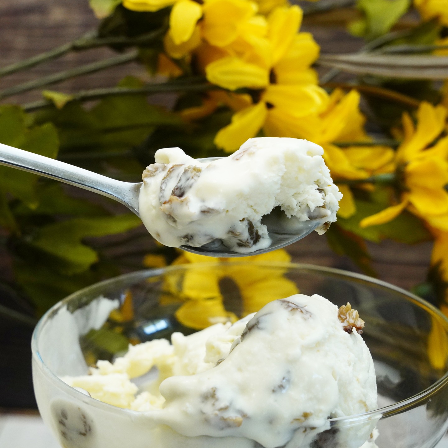 💕 Helado de Ron con pasas
💕 Para los amantes del Ron y de las pasas, aquí os dejo este helado que os va a encantar, ya sabéis cómo lleva alcohol, y sabe bastante, no es apto para todos los públicos, nada de ofrecerlo a los niños o a la gente que por religión o decisión propia no consuman alcohol. Es ideal para terminar una cena con los amigos antes de empezar con las copas ... .jejeje. Espero que os guste. (A mí personalmente me gusta más mi helado de baileys)
💕 Ingredientes:
- 70ml Ron Añejo
- 120g pasas
- 200g leche condensada
- 400ml nata (35%MG)
💕 Elaboración:
1.- Primero se trocean las pasas y se maceran en el Ron durante 4 o 5 horas en el frigorífico y tapadas.
2.- Se escurren las pasas y se reservan para luego, también se reserva el Ron.
3.- Ahora se bate la nata, hasta que esté casi montada, para evitar que se nos corte.
4.- Se incorpora el Ron a la leche condensada que debe estar fría, se mueve para que se integre bien.
5.- Ahora con ayuda de una espátula integra la leche condensada a la nata.
6.- Se añaden las pasas al helado.
7.- Se tapa a piel y se lleva al congelador durante 3 horas, se saca y se mezcla todo de nuevo, para que se repartan bien las las pasas y para ayudar a que no se cristalice.
8.- Se vuelve a tapar y se lleva al congelador un mínimo de 6 horas o hasta el día siguiente.
9.- Listo para comer.
💕 Ya sabéis no olvidéis suscribiros, darle al like, cometar y compartir para que más gente pueda disfrutar de esta maravilla.
#amigosfoodiesinsta #comilonessinparar #kidsmenu #recetasfaciles #easyfood#recetafacil #familyfood#foodsharinggroup #delicious #yum #yummy #food #foodporn #foodie #foodblogger #recetasricas #recetasfaciles #fiesta #simplefood #simplerecipe#globaleats#realfoods#disfrutacocinando #cooking #cookinglover #icecream #heladocasero #rum #summer #verano