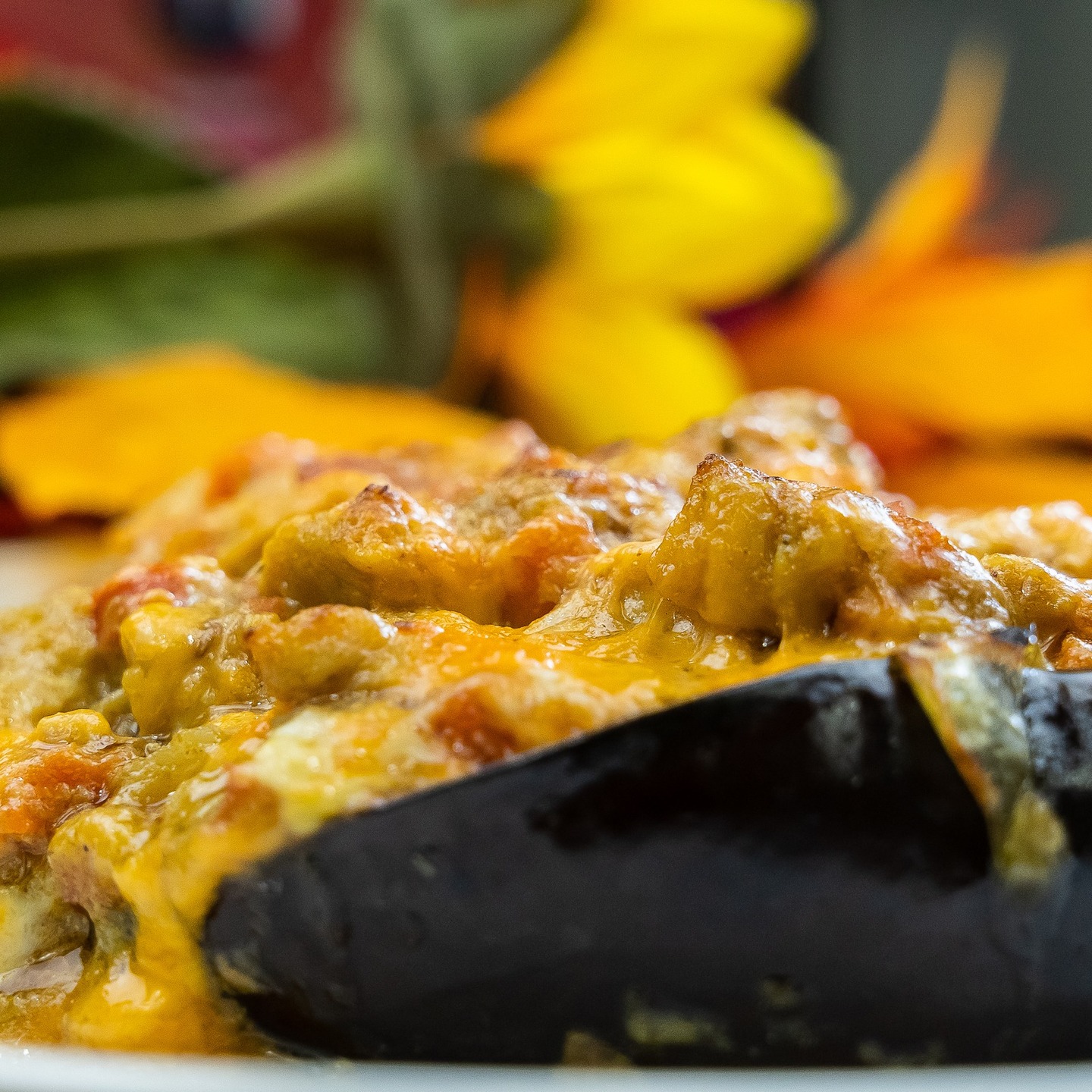 💕 Berenjenas rellenas de pollo al curry.
💕 En Español: https://www.quebiensabe.com/es/berenjenas-rellenas-de-pollo-al-curry/
In English: https://www.quebiensabe.com/eggplant-stuffed-with-chicken-curry/
💕 Hay muchas formas de hacer las berenjenas rellenas, hacerlas como si fuera para lasaña, rellenas de atún, o con pollo al curry como estas. La verdad es que tanto las berenjenas como los calabacines se pueden rellenar de muchas formas, y cada uno lo hace a su estilo. Yo cambio mucho la forma de cocinarlas y así nunca me aburro.
💕 Ingredientes:
2 berenjenas
1 cebolla pequeña
1 tomate
Medio pimiento rojo
300g de pechuga de pollo
100ml nata
100ml leche de coco
2 cdas aceite de oliva
1 cda de curry
½ cdta comino en polvo
½ cdta jengibre en polvo
Sal al gusto
💕 Elaboración:
1.- Parte por la mitad las berenjenas, con ayuda de un cuchillo haz unos cortes transversales, pon un poco de sal y aceite y ponlas al horno precalentado a 180ºC durante 40 minutos.
2.- Una vez horneadas, deja enfriar y saca la carne con la ayuda de una cuchara y reserva.
3.- Sofríe las verduras cortadas a cuadraditos a fuego medio durante unos 10 minutos.
4.- Añade la carne salpimentada y cortada a daditos, cocina por unos 5 minutos más.
5.- Ahora agrega la carne de la berenjena reservada anteriormente y sigue cocinando.
6.- Es hora de incorporar las especias y remover hasta que la carne esté casi lista.
7.- Pon la nata y la leche de coco, añade más sal si lo deseas y termina de cocinar, a fuego bajo unos diez minutos.
8.- Rellena las berenjenas con la ayuda de una cuchara grande y ponlas sobre una bandeja de horno.
9.- Espolvorea un poco de queso rallado por encima y gratina en el horno por unos 5 minutos. Y esta deliciosa berenjena estará lista para degustar.
#amigosfoodiesinsta #comilonessinparar #foodsharinggroup #goldentastyfoodie
#eggplant #eggplantrecipe #stuffedeggplant #dinneridea #lunchidea #dinner #lunch #ideacena #ideaalmuerzo #berenjenas #berenjenasrellenas #chickencurry #polloalcurry #globaleats #realfooding #realfood #realfoods #sanoyrico #comidasaludable #comidafacil #cocina #cocinasaludable #disfrutacocinando #eggplants #stuffedeggplants