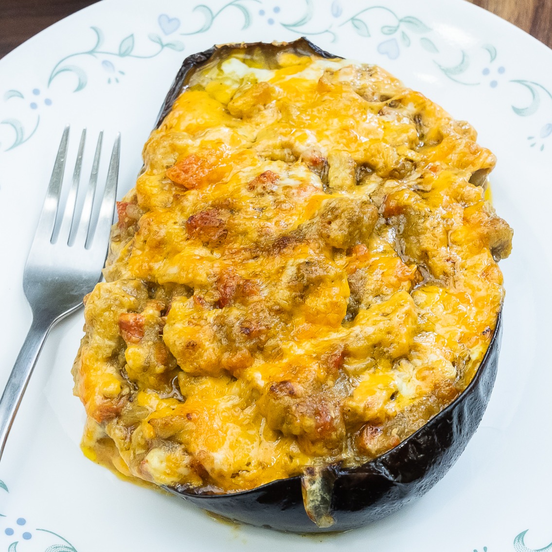 💕 Berenjenas rellenas de pollo al curry.
💕 En Español: https://www.quebiensabe.com/es/berenjenas-rellenas-de-pollo-al-curry/
In English: https://www.quebiensabe.com/eggplant-stuffed-with-chicken-curry/
💕 Hay muchas formas de hacer las berenjenas rellenas, hacerlas como si fuera para lasaña, rellenas de atún, o con pollo al curry como estas. La verdad es que tanto las berenjenas como los calabacines se pueden rellenar de muchas formas, y cada uno lo hace a su estilo. Yo cambio mucho la forma de cocinarlas y así nunca me aburro.
💕 Ingredientes:
2 berenjenas
1 cebolla pequeña
1 tomate
Medio pimiento rojo
300g de pechuga de pollo
100ml nata
100ml leche de coco
2 cdas aceite de oliva
1 cda de curry
½ cdta comino en polvo
½ cdta jengibre en polvo
Sal al gusto
💕 Elaboración:
1.- Parte por la mitad las berenjenas, con ayuda de un cuchillo haz unos cortes transversales, pon un poco de sal y aceite y ponlas al horno precalentado a 180ºC durante 40 minutos.
2.- Una vez horneadas, deja enfriar y saca la carne con la ayuda de una cuchara y reserva.
3.- Sofríe las verduras cortadas a cuadraditos a fuego medio durante unos 10 minutos.
4.- Añade la carne salpimentada y cortada a daditos, cocina por unos 5 minutos más.
5.- Ahora agrega la carne de la berenjena reservada anteriormente y sigue cocinando.
6.- Es hora de incorporar las especias y remover hasta que la carne esté casi lista.
7.- Pon la nata y la leche de coco, añade más sal si lo deseas y termina de cocinar, a fuego bajo unos diez minutos.
8.- Rellena las berenjenas con la ayuda de una cuchara grande y ponlas sobre una bandeja de horno.
9.- Espolvorea un poco de queso rallado por encima y gratina en el horno por unos 5 minutos. Y esta deliciosa berenjena estará lista para degustar.
#amigosfoodiesinsta #comilonessinparar #foodsharinggroup #goldentastyfoodie
#eggplant #eggplantrecipe #stuffedeggplant #dinneridea #lunchidea #dinner #lunch #ideacena #ideaalmuerzo #berenjenas #berenjenasrellenas #chickencurry #polloalcurry #globaleats #realfooding #realfood #realfoods #sanoyrico #comidasaludable #comidafacil #cocina #cocinasaludable #disfrutacocinando #eggplants #stuffedeggplants