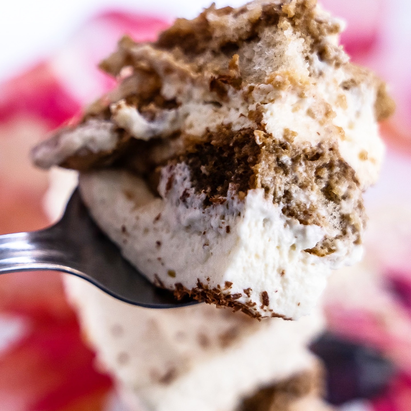 💕 Tiramisú
💕 Esta es una de mis recetas estrella, a todo el mundo gusta por su sabor intenso y porque no está muy dulce y empalagoso. Puedo decir que hay mucha gente que prefiere el mío que el que compran en los restaurantes o pastelerías.
💕 INGREDIENTES
- 300g soletillas
- 500g queso mascarpone
- 2 huevos
- 75g azúcar
- 300ml espresso (café)
- 400ml nata para montar(35% M.G)
- 50ml Amaretto (licor)
- 20g Cacao
💕 ELABORACIÓN
1.-Separa las yemas de las claras.
2.-Bate las yemas con el azúcar hasta que la mezcla doble su tamaño y se vuelva mas blanquecina, puedes usar una batidora de mano (5 mins aprox). Guarda la mezcla.
3.-Monta las claras a punto de nieve, tápalas y reserva para luego.
4.-Ahora añade el queso mascapone en frío a la mezcla de azúcar y yemas y mezclaas, puedes usa una batidora eléctrica de mano o unas varillas.
5.-Añade un poco de café a la mezcla y contmia batiendo un poco más hasta incorporarlo.
6.-Monta la nata en otro bowl o recipiente.
7.-Ahora añade la mezcla de queso, azúcar, huevo y cafe a la nata montada, puedes usar varillas de mano o batidora eléctrica de mano.
8.-Incorpora las claras a punto de nieve con una espátula y con movimientos envolventes. Guarda la mezcla para depués.
9.-Echa el Aaretto al café (si quieres que las soletillas tenga un sabor al licor).
10.-Hora de formar las capas del tiramisú
Primero ponemos la mitad de la crema que hemos hecho, luego ponemos una capa de las soletillas mojadas en el café, y a continuación un poco de cacao con la ayuda de un colador y repetimos las mismas capas.
11.-Para mejor resultado dejamos la tarta en la nevera de 6 a 8h y a comer!!
💕 Ya sabéis no olvidéis suscribiros, darle al like, cometar y compartir para que más gente pueda disfrutar de esta maravilla.
#amigosfoodiesinsta #comilonessinparar #foodsharinggroup #goldentastyfoodie #foodexplorertribe #recetasfaciles #easyfood#recetafacil #familyfood#delicious #yum #yummy #food #foodie #foodblogger #recetasricas #recetasfaciles #tiramisù #café #postres #italianfood