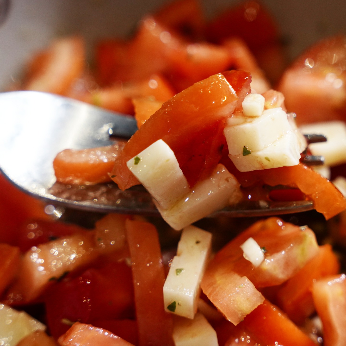 💕 Ensalada de tomate
💕 ¿A quien no le apetece una ensalada de tomate en este calor? Y más si los tomates son ricos y de tu propio huerto.
💕 Ingredientes:
- Tomates
- Queso curado
- Ajo
- Orégano
- Sal
- Aceite de oliva
- Vinagre de módena
💕 Elaboración:
1.- Se cortan los ingredientes a nuestro gusto.
2.- Se añade el queso y el tomate en un bol.
3.- Ahora se agrega el ajo cortado muy picadito.
4.- Se aliña con sal, vinagre y aceite.
5.- Por último se agrega el orégano y disfrutar.
💕 Ya sabéis no olvidéis suscribiros, darle al like, cometar y compartir para que más gente pueda disfrutar de esta maravilla.
#amigosfoodiesinsta #comilonessinparar #foodsharinggroup #goldentastyfoodie #foodexplorertribe #recetasfaciles #easyfood#recetafacil #familyfood#delicious #yum #yummy #food #foodie #foodblogger #recetasricas #recetasfaciles #tomatoes #tomate #ensalada #salad #vinagreta #dressing