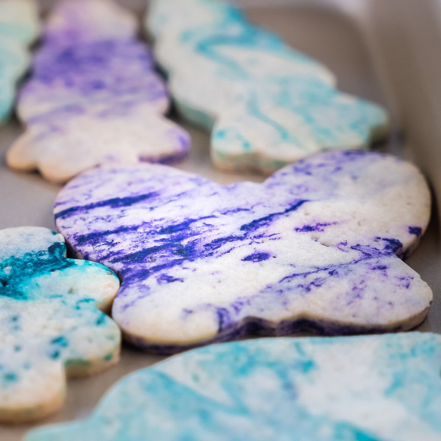💕 Galletas de mantequilla.
💕 A una de mi hija le gusta mucho estas galletas y cada vez que las hago me dice el color que quiere que las prepare. Esta vez las hemos preparado de varios colores y varias formas.
💕 La receta completa en español está aquí:
https://www.quebiensabe.com/es/irresistibles-galletas-de-mantequilla/
💕Ingredientes:
- 250g mantequilla sin sal
- 200g azúcar glas
-500g harina todo uso
- 1 huevo
- 1cdta vainilla
- 1 pizaca de sal.
💕 Elaboración:
1. Se tamiza la harina y se añade la sal.
2. Se mezcla la mantequilla y el azúcar glas a velocidad media durante 5 minutos.
3. Se añade el huevo y la vainilla y se sigue mezclando por 1 minuto más.
4. Ahora se agrega la harina de poco en poco hasta que esté toda integrada.
5. Se parte la masa en 3 y se colorea con colorante de azul, rosa y amarillo.
6. Se coge un poco de cada color, se mezcla un poco, se hace una bola y se aplasta.
7. Se lleva al horno precalentado a 180 grados durante 10 minutos.
8.- Se dejan enfriar y ya estan listas para comer.
💕 Ya sabéis no olvidéis suscribiros, darle al like, cometar y compartir para que más gente pueda disfrutar de esta maravilla.
#amigosfoodiesinsta #comilonessinparar #foodsharinggroup #goldentastyfoodie #recetasfaciles #easyfood#recetafacil #familyfood#delicious #yum #yummy #food # #foodie #foodblogger #recetasricas #recetasfaciles#galletasmantequilla #galletas #tiedye #meriendas #postres#cookies #buttercookies