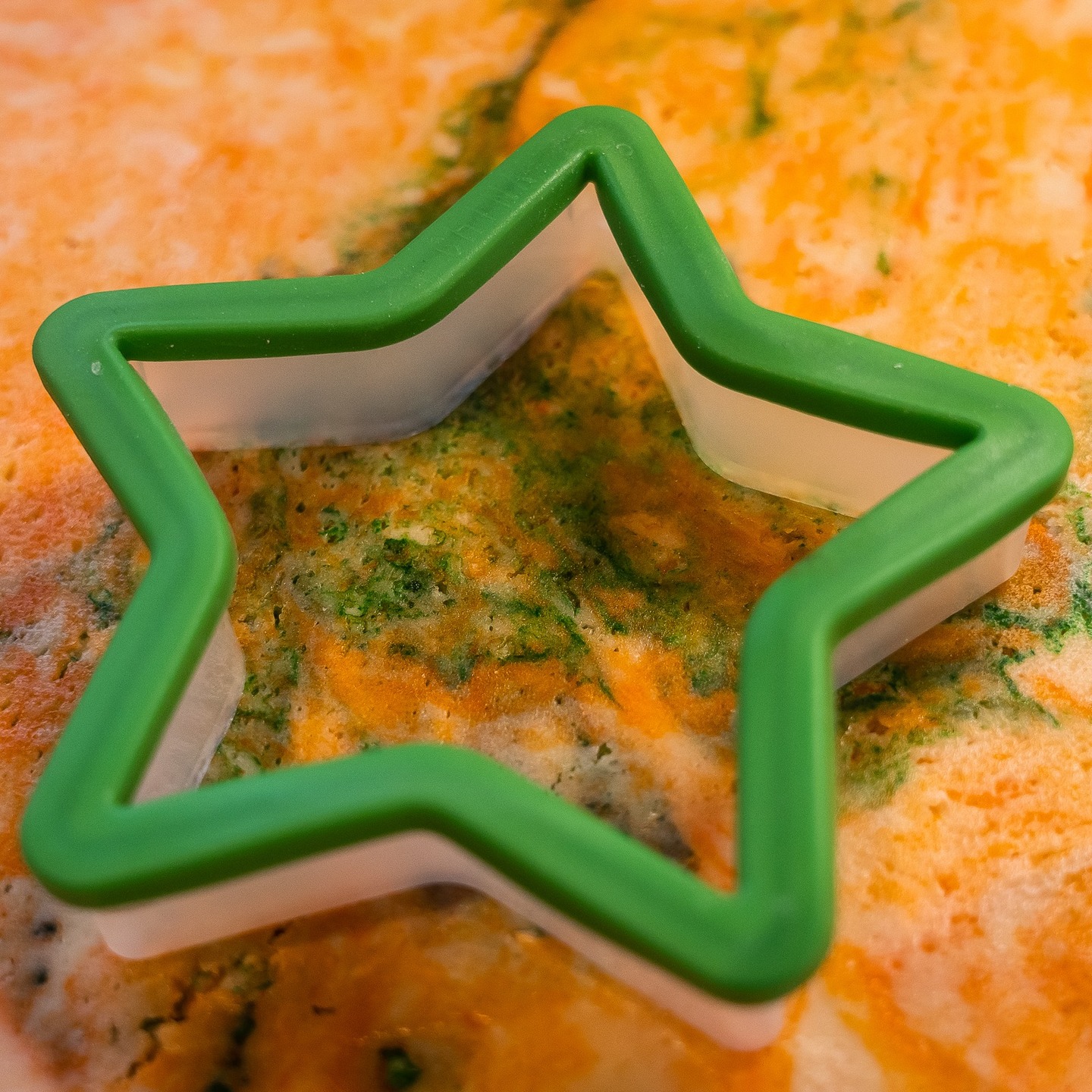 💕 Galletas de mantequilla.
💕 A una de mi hija le gusta mucho estas galletas y cada vez que las hago me dice el color que quiere que las prepare. Esta vez las hemos preparado de varios colores y varias formas.
💕 La receta completa en español está aquí:
https://www.quebiensabe.com/es/irresistibles-galletas-de-mantequilla/
💕Ingredientes:
- 250g mantequilla sin sal
- 200g azúcar glas
-500g harina todo uso
- 1 huevo
- 1cdta vainilla
- 1 pizaca de sal.
💕 Elaboración:
1. Se tamiza la harina y se añade la sal.
2. Se mezcla la mantequilla y el azúcar glas a velocidad media durante 5 minutos.
3. Se añade el huevo y la vainilla y se sigue mezclando por 1 minuto más.
4. Ahora se agrega la harina de poco en poco hasta que esté toda integrada.
5. Se parte la masa en 3 y se colorea con colorante de azul, rosa y amarillo.
6. Se coge un poco de cada color, se mezcla un poco, se hace una bola y se aplasta.
7. Se lleva al horno precalentado a 180 grados durante 10 minutos.
8.- Se dejan enfriar y ya estan listas para comer.
💕 Ya sabéis no olvidéis suscribiros, darle al like, cometar y compartir para que más gente pueda disfrutar de esta maravilla.
#amigosfoodiesinsta #comilonessinparar #foodsharinggroup #goldentastyfoodie #recetasfaciles #easyfood#recetafacil #familyfood#delicious #yum #yummy #food # #foodie #foodblogger #recetasricas #recetasfaciles#galletasmantequilla #galletas #tiedye #meriendas #postres#cookies #buttercookies