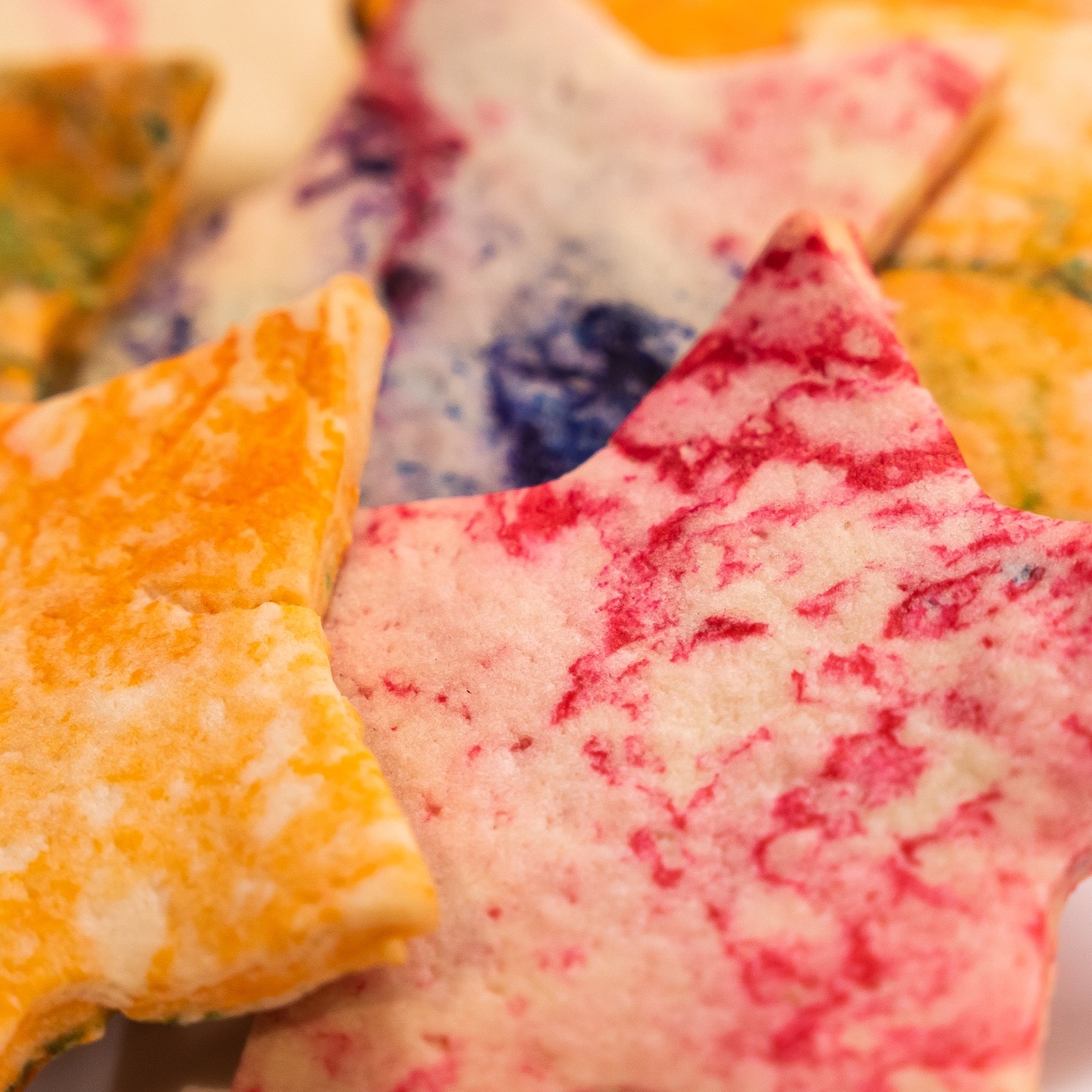 💕 Galletas de mantequilla.
💕 A una de mi hija le gusta mucho estas galletas y cada vez que las hago me dice el color que quiere que las prepare. Esta vez las hemos preparado de varios colores y varias formas.
💕 La receta completa en español está aquí:
https://www.quebiensabe.com/es/irresistibles-galletas-de-mantequilla/
💕Ingredientes:
- 250g mantequilla sin sal
- 200g azúcar glas
-500g harina todo uso
- 1 huevo
- 1cdta vainilla
- 1 pizaca de sal.
💕 Elaboración:
1. Se tamiza la harina y se añade la sal.
2. Se mezcla la mantequilla y el azúcar glas a velocidad media durante 5 minutos.
3. Se añade el huevo y la vainilla y se sigue mezclando por 1 minuto más.
4. Ahora se agrega la harina de poco en poco hasta que esté toda integrada.
5. Se parte la masa en 3 y se colorea con colorante de azul, rosa y amarillo.
6. Se coge un poco de cada color, se mezcla un poco, se hace una bola y se aplasta.
7. Se lleva al horno precalentado a 180 grados durante 10 minutos.
8.- Se dejan enfriar y ya estan listas para comer.
💕 Ya sabéis no olvidéis suscribiros, darle al like, cometar y compartir para que más gente pueda disfrutar de esta maravilla.
#amigosfoodiesinsta #comilonessinparar #foodsharinggroup #goldentastyfoodie #recetasfaciles #easyfood#recetafacil #familyfood#delicious #yum #yummy #food # #foodie #foodblogger #recetasricas #recetasfaciles#galletasmantequilla #galletas #tiedye #meriendas #postres#cookies #buttercookies