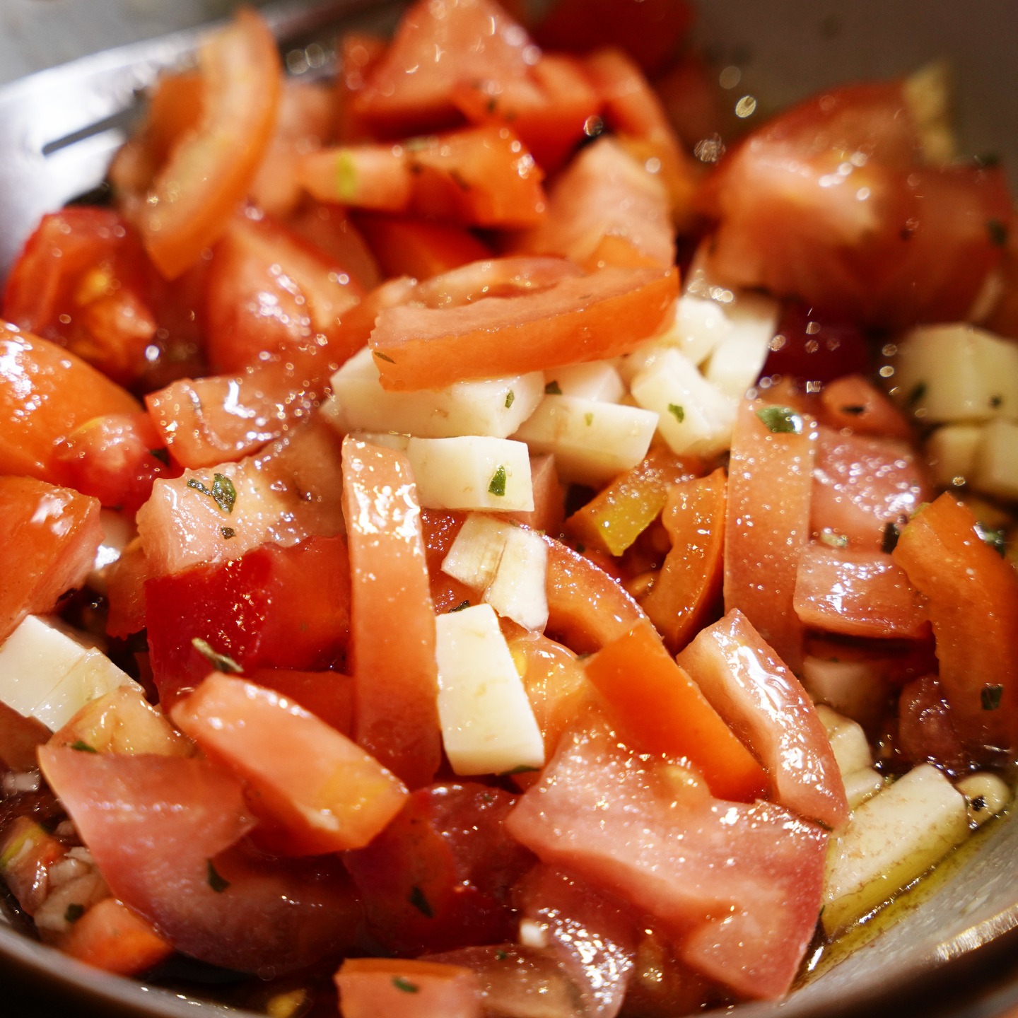š Ensalada de tomate
š ĀæA quien no le apetece una ensalada de tomate en este calor? Y mĆ”s si los tomates son ricos y de tu propio huerto.
š Ingredientes:
- Tomates
- Queso curado
- Ajo
- OrƩgano
- Sal
- Aceite de oliva
- Vinagre de módena
š Elaboración:
1.- Se cortan los ingredientes a nuestro gusto.
2.- Se aƱade el queso y el tomate en un bol.
3.- Ahora se agrega el ajo cortado muy picadito.
4.- Se aliƱa con sal, vinagre y aceite.
5.- Por último se agrega el orégano y disfrutar.
š Ya sabĆ©is no olvidĆ©is suscribiros, darle al like, cometar y compartir para que mĆ”s gente pueda disfrutar de esta maravilla.
#amigosfoodiesinsta #comilonessinparar #foodsharinggroup #goldentastyfoodie #foodexplorertribe #recetasfaciles #easyfood#recetafacil #familyfood#delicious #yum #yummy #food #foodie #foodblogger #recetasricas #recetasfaciles #tomatoes #tomate #ensalada #salad #vinagreta #dressing