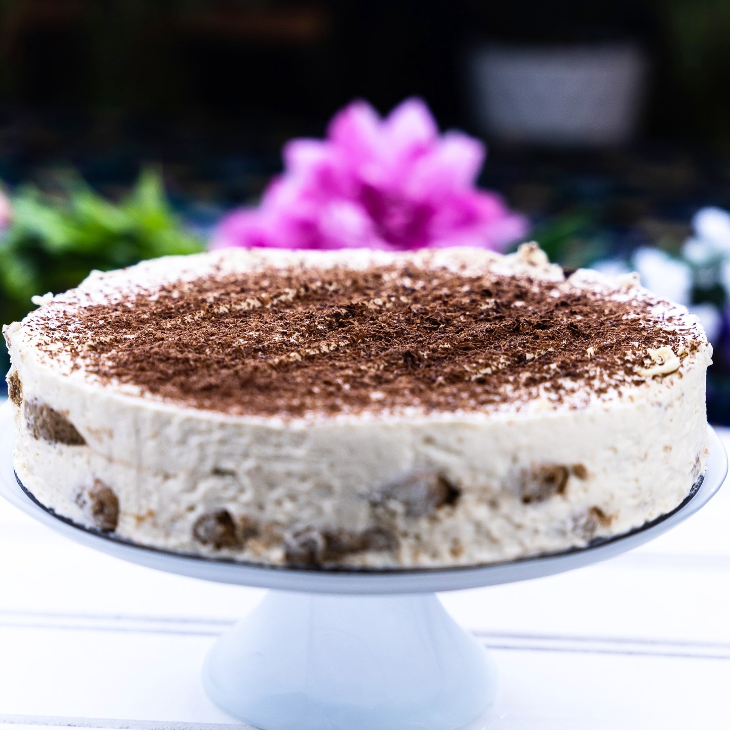 š TiramisĆŗ
š Esta es una de mis recetas estrella, a todo el mundo gusta por su sabor intenso y porque no estĆ” muy dulce y empalagoso. Puedo decir que hay mucha gente que prefiere el mĆo que el que compran en los restaurantes o pastelerĆas.
š INGREDIENTES
- 300g soletillas
- 500g queso mascarpone
- 2 huevos
- 75g azĆŗcar
- 300ml espresso (cafƩ)
- 400ml nata para montar(35% M.G)
- 50ml Amaretto (licor)
- 20g Cacao
š ELABORACIĆN
1.-Separa las yemas de las claras.
2.-Bate las yemas con el azúcar hasta que la mezcla doble su tamaño y se vuelva mas blanquecina, puedes usar una batidora de mano (5 mins aprox). Guarda la mezcla.
3.-Monta las claras a punto de nieve, tƔpalas y reserva para luego.
4.-Ahora aƱade el queso mascapone en frĆo a la mezcla de azĆŗcar y yemas y mezclaas, puedes usa una batidora elĆ©ctrica de mano o unas varillas.
5.-AƱade un poco de cafƩ a la mezcla y contmia batiendo un poco mƔs hasta incorporarlo.
6.-Monta la nata en otro bowl o recipiente.
7.-Ahora añade la mezcla de queso, azúcar, huevo y cafe a la nata montada, puedes usar varillas de mano o batidora eléctrica de mano.
8.-Incorpora las claras a punto de nieve con una espƔtula y con movimientos envolventes. Guarda la mezcla para depuƩs.
9.-Echa el Aaretto al cafƩ (si quieres que las soletillas tenga un sabor al licor).
10.-Hora de formar las capas del tiramisĆŗ
Primero ponemos la mitad de la crema que hemos hecho, luego ponemos una capa de las soletillas mojadas en el café, y a continuación un poco de cacao con la ayuda de un colador y repetimos las mismas capas.
11.-Para mejor resultado dejamos la tarta en la nevera de 6 a 8h y a comer!!
š Ya sabĆ©is no olvidĆ©is suscribiros, darle al like, cometar y compartir para que mĆ”s gente pueda disfrutar de esta maravilla.
#amigosfoodiesinsta #comilonessinparar #foodsharinggroup #goldentastyfoodie #foodexplorertribe #recetasfaciles #easyfood#recetafacil #familyfood#delicious #yum #yummy #food #foodie #foodblogger #recetasricas #recetasfaciles #tiramisù #café #postres #italianfood