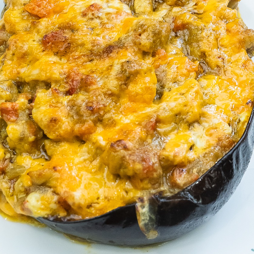 💕 Berenjenas rellenas de pollo al curry.
💕 En Español: https://www.quebiensabe.com/es/berenjenas-rellenas-de-pollo-al-curry/
In English: https://www.quebiensabe.com/eggplant-stuffed-with-chicken-curry/
💕 Hay muchas formas de hacer las berenjenas rellenas, hacerlas como si fuera para lasaña, rellenas de atún, o con pollo al curry como estas. La verdad es que tanto las berenjenas como los calabacines se pueden rellenar de muchas formas, y cada uno lo hace a su estilo. Yo cambio mucho la forma de cocinarlas y así nunca me aburro.
💕 Ingredientes:
2 berenjenas
1 cebolla pequeña
1 tomate
Medio pimiento rojo
300g de pechuga de pollo
100ml nata
100ml leche de coco
2 cdas aceite de oliva
1 cda de curry
½ cdta comino en polvo
½ cdta jengibre en polvo
Sal al gusto
💕 Elaboración:
1.- Parte por la mitad las berenjenas, con ayuda de un cuchillo haz unos cortes transversales, pon un poco de sal y aceite y ponlas al horno precalentado a 180ºC durante 40 minutos.
2.- Una vez horneadas, deja enfriar y saca la carne con la ayuda de una cuchara y reserva.
3.- Sofríe las verduras cortadas a cuadraditos a fuego medio durante unos 10 minutos.
4.- Añade la carne salpimentada y cortada a daditos, cocina por unos 5 minutos más.
5.- Ahora agrega la carne de la berenjena reservada anteriormente y sigue cocinando.
6.- Es hora de incorporar las especias y remover hasta que la carne esté casi lista.
7.- Pon la nata y la leche de coco, añade más sal si lo deseas y termina de cocinar, a fuego bajo unos diez minutos.
8.- Rellena las berenjenas con la ayuda de una cuchara grande y ponlas sobre una bandeja de horno.
9.- Espolvorea un poco de queso rallado por encima y gratina en el horno por unos 5 minutos. Y esta deliciosa berenjena estará lista para degustar.
#amigosfoodiesinsta #comilonessinparar #foodsharinggroup #goldentastyfoodie
#eggplant #eggplantrecipe #stuffedeggplant #dinneridea #lunchidea #dinner #lunch #ideacena #ideaalmuerzo #berenjenas #berenjenasrellenas #chickencurry #polloalcurry #globaleats #realfooding #realfood #realfoods #sanoyrico #comidasaludable #comidafacil #cocina #cocinasaludable #disfrutacocinando #eggplants #stuffedeggplants