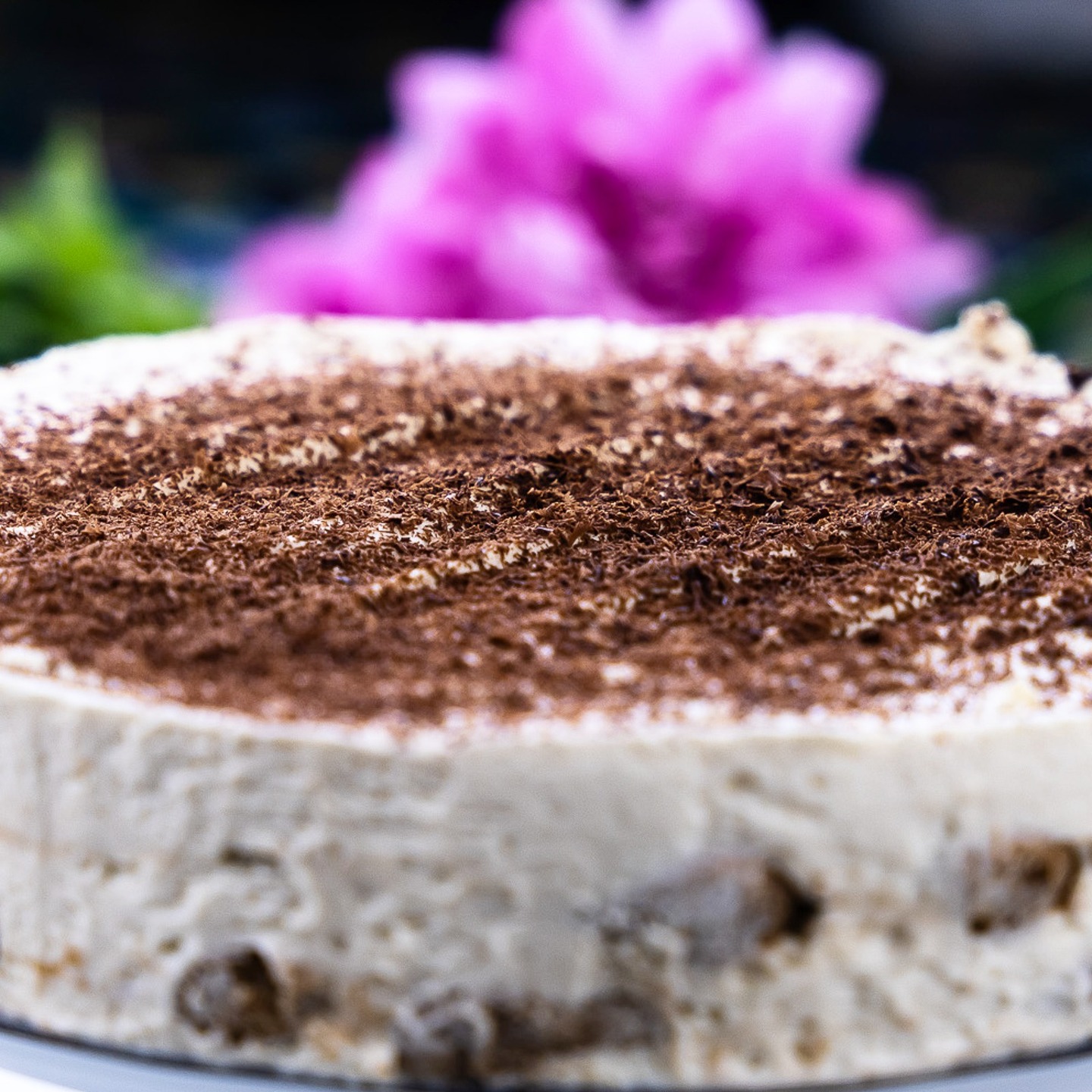 💕 Tiramisú
💕 Esta es una de mis recetas estrella, a todo el mundo gusta por su sabor intenso y porque no está muy dulce y empalagoso. Puedo decir que hay mucha gente que prefiere el mío que el que compran en los restaurantes o pastelerías.
💕 INGREDIENTES
- 300g soletillas
- 500g queso mascarpone
- 2 huevos
- 75g azúcar
- 300ml espresso (café)
- 400ml nata para montar(35% M.G)
- 50ml Amaretto (licor)
- 20g Cacao
💕 ELABORACIÓN
1.-Separa las yemas de las claras.
2.-Bate las yemas con el azúcar hasta que la mezcla doble su tamaño y se vuelva mas blanquecina, puedes usar una batidora de mano (5 mins aprox). Guarda la mezcla.
3.-Monta las claras a punto de nieve, tápalas y reserva para luego.
4.-Ahora añade el queso mascapone en frío a la mezcla de azúcar y yemas y mezclaas, puedes usa una batidora eléctrica de mano o unas varillas.
5.-Añade un poco de café a la mezcla y contmia batiendo un poco más hasta incorporarlo.
6.-Monta la nata en otro bowl o recipiente.
7.-Ahora añade la mezcla de queso, azúcar, huevo y cafe a la nata montada, puedes usar varillas de mano o batidora eléctrica de mano.
8.-Incorpora las claras a punto de nieve con una espátula y con movimientos envolventes. Guarda la mezcla para depués.
9.-Echa el Aaretto al café (si quieres que las soletillas tenga un sabor al licor).
10.-Hora de formar las capas del tiramisú
Primero ponemos la mitad de la crema que hemos hecho, luego ponemos una capa de las soletillas mojadas en el café, y a continuación un poco de cacao con la ayuda de un colador y repetimos las mismas capas.
11.-Para mejor resultado dejamos la tarta en la nevera de 6 a 8h y a comer!!
💕 Ya sabéis no olvidéis suscribiros, darle al like, cometar y compartir para que más gente pueda disfrutar de esta maravilla.
#amigosfoodiesinsta #comilonessinparar #foodsharinggroup #goldentastyfoodie #foodexplorertribe #recetasfaciles #easyfood#recetafacil #familyfood#delicious #yum #yummy #food #foodie #foodblogger #recetasricas #recetasfaciles #tiramisù #café #postres #italianfood