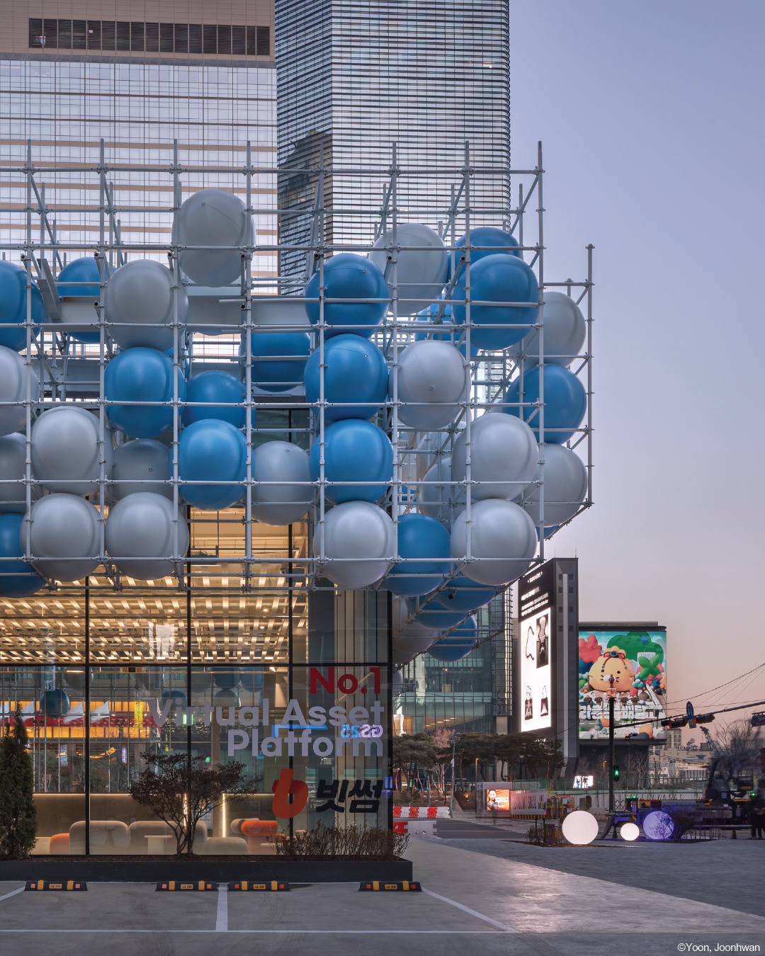 "Blooming Clouds", 2025 레드닷 디자인 어워드 수상
"Blooming Clouds" Wins 2025 Red Dot Design Award
싱가포르에서 열린 2025 레드닷 디자인 어워드 시상식에 다녀왔습니다. 도심 속 감성적 환상을 설계한 ‘Blooming Clouds’는,공공 공간에 대한 시적이고 실험적인 해석으로 가 디자인 콘셉트(건축) 부문 Winner로 선정되며, 그 특별한 순간을 팀과 함께 직접 경험할 수 있었습니다.
We visited Singapore for the 2025 Red Dot Design Award Ceremony, where “Blooming Clouds” was honored as a Winner in the Design Concept (Architecture) category. Designed as an emotional illusion within the urban landscape, the project was recognized for its poetic and experimental interpretation of public space, and it was a truly special moment to experience together as a team.
이번 수상은 팀이 함께 쌓아온 시간과 고민, 그리고 끊임없는 실험의 결과입니다.
서로의 시선이 모여 하나의 이야기가 되고, 그 이야기가 다시 공간이 되어 세상과 만나는 과정 속에서 우리는 함께 배우고 성장했습니다.
This award is the result of our shared time, dedication, and countless experiments. As our different perspectives came together to form one story and that story turned into a space that meets the world we learned, created, and grew side by side.
이 프로젝트를 함께 만들어준 모든 분들께 감사하며, 앞으로도 저희는 계속해서 도전하고, 과정 속에서 배우며, 함께 성장하는 디자인 스튜디오가 되겠습니다.
We’re deeply thankful to everyone who was part of this journey,and we’ll continue to challenge ourselves, learn through the process, and grow together as a design studio that creates with sincerity.
📍 서울특별시 강남구 대치동 945-2, 3, 4 필지
📍 945-2, 3, 4 Daechi-dong, Gangnam-gu, Seoul, South Korea
Team: Seonwook Jo, Myungsoo Ha
@clark____03 @ms_ar_h
Photo: Yoon,joonhwan_UrbanRecord @yoon_joonhwan
#레드닷 #레드닷어워드 #레드닷디자인어워드 #레드닷수상작 #에스에스피건축사사무소 #건축가박성기 #박성기 #건축가
#건축 #디자인 #건축디자인 #젊은건축가 #팝업 #근린생활시설 #꼬마빌딩 #강남 #대치동
#RedDot #Reddot2025 #RedDotDesign #DesignConcept #Architecture #BloomingClouds #studiosunggipark #ssp #architect #architecture #architecturaldesigner #youngarchitect #bithumb_official #bithumb