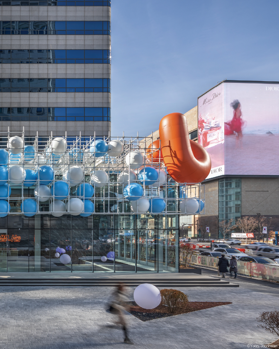 "Blooming Clouds", 2025 레드닷 디자인 어워드 수상
"Blooming Clouds" Wins 2025 Red Dot Design Award
싱가포르에서 열린 2025 레드닷 디자인 어워드 시상식에 다녀왔습니다. 도심 속 감성적 환상을 설계한 ‘Blooming Clouds’는,공공 공간에 대한 시적이고 실험적인 해석으로 가 디자인 콘셉트(건축) 부문 Winner로 선정되며, 그 특별한 순간을 팀과 함께 직접 경험할 수 있었습니다.
We visited Singapore for the 2025 Red Dot Design Award Ceremony, where “Blooming Clouds” was honored as a Winner in the Design Concept (Architecture) category. Designed as an emotional illusion within the urban landscape, the project was recognized for its poetic and experimental interpretation of public space, and it was a truly special moment to experience together as a team.
이번 수상은 팀이 함께 쌓아온 시간과 고민, 그리고 끊임없는 실험의 결과입니다.
서로의 시선이 모여 하나의 이야기가 되고, 그 이야기가 다시 공간이 되어 세상과 만나는 과정 속에서 우리는 함께 배우고 성장했습니다.
This award is the result of our shared time, dedication, and countless experiments. As our different perspectives came together to form one story and that story turned into a space that meets the world we learned, created, and grew side by side.
이 프로젝트를 함께 만들어준 모든 분들께 감사하며, 앞으로도 저희는 계속해서 도전하고, 과정 속에서 배우며, 함께 성장하는 디자인 스튜디오가 되겠습니다.
We’re deeply thankful to everyone who was part of this journey,and we’ll continue to challenge ourselves, learn through the process, and grow together as a design studio that creates with sincerity.
📍 서울특별시 강남구 대치동 945-2, 3, 4 필지
📍 945-2, 3, 4 Daechi-dong, Gangnam-gu, Seoul, South Korea
Team: Seonwook Jo, Myungsoo Ha
@clark____03 @ms_ar_h
Photo: Yoon,joonhwan_UrbanRecord @yoon_joonhwan
#레드닷 #레드닷어워드 #레드닷디자인어워드 #레드닷수상작 #에스에스피건축사사무소 #건축가박성기 #박성기 #건축가
#건축 #디자인 #건축디자인 #젊은건축가 #팝업 #근린생활시설 #꼬마빌딩 #강남 #대치동
#RedDot #Reddot2025 #RedDotDesign #DesignConcept #Architecture #BloomingClouds #studiosunggipark #ssp #architect #architecture #architecturaldesigner #youngarchitect #bithumb_official #bithumb