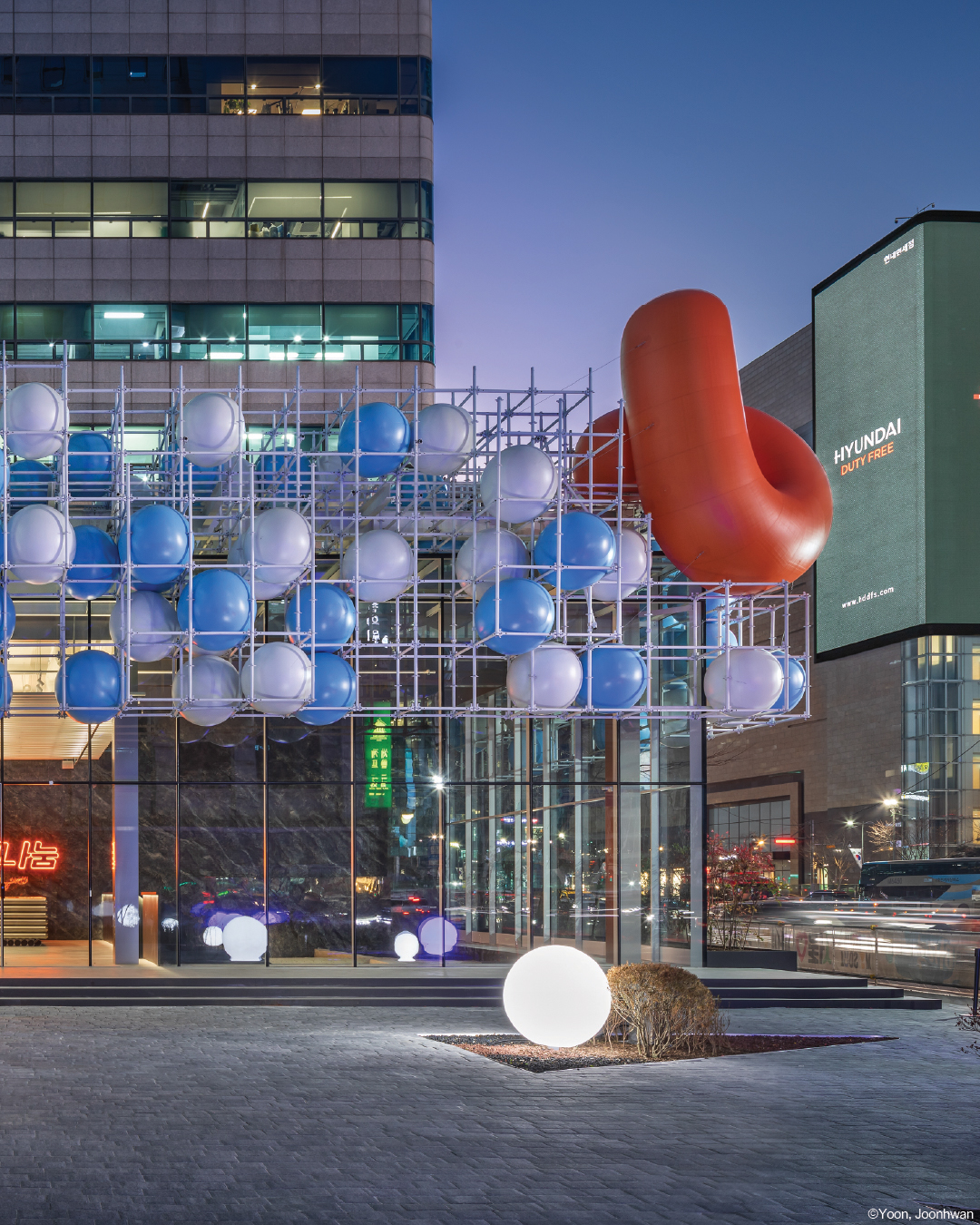 "Blooming Clouds", 2025 레드닷 디자인 어워드 수상
"Blooming Clouds" Wins 2025 Red Dot Design Award
싱가포르에서 열린 2025 레드닷 디자인 어워드 시상식에 다녀왔습니다. 도심 속 감성적 환상을 설계한 ‘Blooming Clouds’는,공공 공간에 대한 시적이고 실험적인 해석으로 가 디자인 콘셉트(건축) 부문 Winner로 선정되며, 그 특별한 순간을 팀과 함께 직접 경험할 수 있었습니다.
We visited Singapore for the 2025 Red Dot Design Award Ceremony, where “Blooming Clouds” was honored as a Winner in the Design Concept (Architecture) category. Designed as an emotional illusion within the urban landscape, the project was recognized for its poetic and experimental interpretation of public space, and it was a truly special moment to experience together as a team.
이번 수상은 팀이 함께 쌓아온 시간과 고민, 그리고 끊임없는 실험의 결과입니다.
서로의 시선이 모여 하나의 이야기가 되고, 그 이야기가 다시 공간이 되어 세상과 만나는 과정 속에서 우리는 함께 배우고 성장했습니다.
This award is the result of our shared time, dedication, and countless experiments. As our different perspectives came together to form one story and that story turned into a space that meets the world we learned, created, and grew side by side.
이 프로젝트를 함께 만들어준 모든 분들께 감사하며, 앞으로도 저희는 계속해서 도전하고, 과정 속에서 배우며, 함께 성장하는 디자인 스튜디오가 되겠습니다.
We’re deeply thankful to everyone who was part of this journey,and we’ll continue to challenge ourselves, learn through the process, and grow together as a design studio that creates with sincerity.
📍 서울특별시 강남구 대치동 945-2, 3, 4 필지
📍 945-2, 3, 4 Daechi-dong, Gangnam-gu, Seoul, South Korea
Team: Seonwook Jo, Myungsoo Ha
@clark____03 @ms_ar_h
Photo: Yoon,joonhwan_UrbanRecord @yoon_joonhwan
#레드닷 #레드닷어워드 #레드닷디자인어워드 #레드닷수상작 #에스에스피건축사사무소 #건축가박성기 #박성기 #건축가
#건축 #디자인 #건축디자인 #젊은건축가 #팝업 #근린생활시설 #꼬마빌딩 #강남 #대치동
#RedDot #Reddot2025 #RedDotDesign #DesignConcept #Architecture #BloomingClouds #studiosunggipark #ssp #architect #architecture #architecturaldesigner #youngarchitect #bithumb_official #bithumb