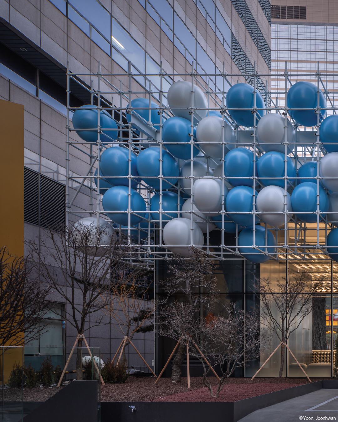 "Blooming Clouds", 2025 레드닷 디자인 어워드 수상
"Blooming Clouds" Wins 2025 Red Dot Design Award
싱가포르에서 열린 2025 레드닷 디자인 어워드 시상식에 다녀왔습니다. 도심 속 감성적 환상을 설계한 ‘Blooming Clouds’는,공공 공간에 대한 시적이고 실험적인 해석으로 가 디자인 콘셉트(건축) 부문 Winner로 선정되며, 그 특별한 순간을 팀과 함께 직접 경험할 수 있었습니다.
We visited Singapore for the 2025 Red Dot Design Award Ceremony, where “Blooming Clouds” was honored as a Winner in the Design Concept (Architecture) category. Designed as an emotional illusion within the urban landscape, the project was recognized for its poetic and experimental interpretation of public space, and it was a truly special moment to experience together as a team.
이번 수상은 팀이 함께 쌓아온 시간과 고민, 그리고 끊임없는 실험의 결과입니다.
서로의 시선이 모여 하나의 이야기가 되고, 그 이야기가 다시 공간이 되어 세상과 만나는 과정 속에서 우리는 함께 배우고 성장했습니다.
This award is the result of our shared time, dedication, and countless experiments. As our different perspectives came together to form one story and that story turned into a space that meets the world we learned, created, and grew side by side.
이 프로젝트를 함께 만들어준 모든 분들께 감사하며, 앞으로도 저희는 계속해서 도전하고, 과정 속에서 배우며, 함께 성장하는 디자인 스튜디오가 되겠습니다.
We’re deeply thankful to everyone who was part of this journey,and we’ll continue to challenge ourselves, learn through the process, and grow together as a design studio that creates with sincerity.
📍 서울특별시 강남구 대치동 945-2, 3, 4 필지
📍 945-2, 3, 4 Daechi-dong, Gangnam-gu, Seoul, South Korea
Team: Seonwook Jo, Myungsoo Ha
@clark____03 @ms_ar_h
Photo: Yoon,joonhwan_UrbanRecord @yoon_joonhwan
#레드닷 #레드닷어워드 #레드닷디자인어워드 #레드닷수상작 #에스에스피건축사사무소 #건축가박성기 #박성기 #건축가
#건축 #디자인 #건축디자인 #젊은건축가 #팝업 #근린생활시설 #꼬마빌딩 #강남 #대치동
#RedDot #Reddot2025 #RedDotDesign #DesignConcept #Architecture #BloomingClouds #studiosunggipark #ssp #architect #architecture #architecturaldesigner #youngarchitect #bithumb_official #bithumb