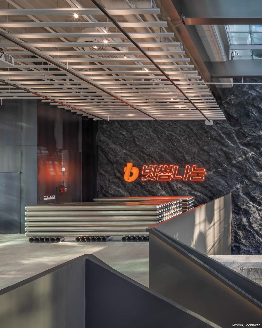 "Blooming Clouds", 2025 레드닷 디자인 어워드 수상
"Blooming Clouds" Wins 2025 Red Dot Design Award
싱가포르에서 열린 2025 레드닷 디자인 어워드 시상식에 다녀왔습니다. 도심 속 감성적 환상을 설계한 ‘Blooming Clouds’는,공공 공간에 대한 시적이고 실험적인 해석으로 가 디자인 콘셉트(건축) 부문 Winner로 선정되며, 그 특별한 순간을 팀과 함께 직접 경험할 수 있었습니다.
We visited Singapore for the 2025 Red Dot Design Award Ceremony, where “Blooming Clouds” was honored as a Winner in the Design Concept (Architecture) category. Designed as an emotional illusion within the urban landscape, the project was recognized for its poetic and experimental interpretation of public space, and it was a truly special moment to experience together as a team.
이번 수상은 팀이 함께 쌓아온 시간과 고민, 그리고 끊임없는 실험의 결과입니다.
서로의 시선이 모여 하나의 이야기가 되고, 그 이야기가 다시 공간이 되어 세상과 만나는 과정 속에서 우리는 함께 배우고 성장했습니다.
This award is the result of our shared time, dedication, and countless experiments. As our different perspectives came together to form one story and that story turned into a space that meets the world we learned, created, and grew side by side.
이 프로젝트를 함께 만들어준 모든 분들께 감사하며, 앞으로도 저희는 계속해서 도전하고, 과정 속에서 배우며, 함께 성장하는 디자인 스튜디오가 되겠습니다.
We’re deeply thankful to everyone who was part of this journey,and we’ll continue to challenge ourselves, learn through the process, and grow together as a design studio that creates with sincerity.
📍 서울특별시 강남구 대치동 945-2, 3, 4 필지
📍 945-2, 3, 4 Daechi-dong, Gangnam-gu, Seoul, South Korea
Team: Seonwook Jo, Myungsoo Ha
@clark____03 @ms_ar_h
Photo: Yoon,joonhwan_UrbanRecord @yoon_joonhwan
#레드닷 #레드닷어워드 #레드닷디자인어워드 #레드닷수상작 #에스에스피건축사사무소 #건축가박성기 #박성기 #건축가
#건축 #디자인 #건축디자인 #젊은건축가 #팝업 #근린생활시설 #꼬마빌딩 #강남 #대치동
#RedDot #Reddot2025 #RedDotDesign #DesignConcept #Architecture #BloomingClouds #studiosunggipark #ssp #architect #architecture #architecturaldesigner #youngarchitect #bithumb_official #bithumb