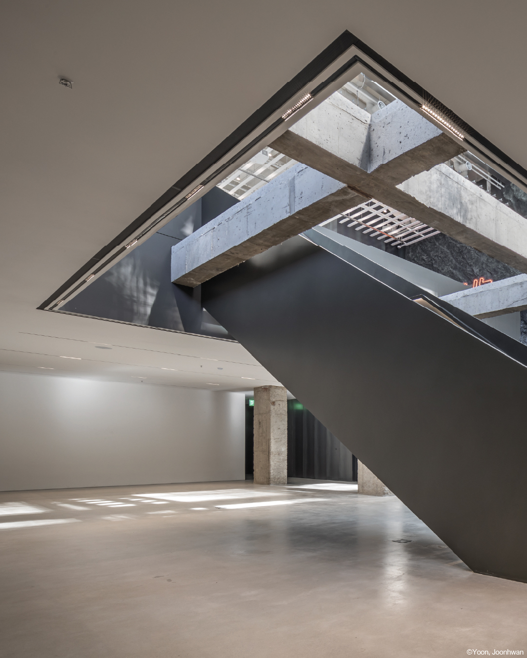 "Blooming Clouds", 2025 레드닷 디자인 어워드 수상
"Blooming Clouds" Wins 2025 Red Dot Design Award
싱가포르에서 열린 2025 레드닷 디자인 어워드 시상식에 다녀왔습니다. 도심 속 감성적 환상을 설계한 ‘Blooming Clouds’는,공공 공간에 대한 시적이고 실험적인 해석으로 가 디자인 콘셉트(건축) 부문 Winner로 선정되며, 그 특별한 순간을 팀과 함께 직접 경험할 수 있었습니다.
We visited Singapore for the 2025 Red Dot Design Award Ceremony, where “Blooming Clouds” was honored as a Winner in the Design Concept (Architecture) category. Designed as an emotional illusion within the urban landscape, the project was recognized for its poetic and experimental interpretation of public space, and it was a truly special moment to experience together as a team.
이번 수상은 팀이 함께 쌓아온 시간과 고민, 그리고 끊임없는 실험의 결과입니다.
서로의 시선이 모여 하나의 이야기가 되고, 그 이야기가 다시 공간이 되어 세상과 만나는 과정 속에서 우리는 함께 배우고 성장했습니다.
This award is the result of our shared time, dedication, and countless experiments. As our different perspectives came together to form one story and that story turned into a space that meets the world we learned, created, and grew side by side.
이 프로젝트를 함께 만들어준 모든 분들께 감사하며, 앞으로도 저희는 계속해서 도전하고, 과정 속에서 배우며, 함께 성장하는 디자인 스튜디오가 되겠습니다.
We’re deeply thankful to everyone who was part of this journey,and we’ll continue to challenge ourselves, learn through the process, and grow together as a design studio that creates with sincerity.
📍 서울특별시 강남구 대치동 945-2, 3, 4 필지
📍 945-2, 3, 4 Daechi-dong, Gangnam-gu, Seoul, South Korea
Team: Seonwook Jo, Myungsoo Ha
@clark____03 @ms_ar_h
Photo: Yoon,joonhwan_UrbanRecord @yoon_joonhwan
#레드닷 #레드닷어워드 #레드닷디자인어워드 #레드닷수상작 #에스에스피건축사사무소 #건축가박성기 #박성기 #건축가
#건축 #디자인 #건축디자인 #젊은건축가 #팝업 #근린생활시설 #꼬마빌딩 #강남 #대치동
#RedDot #Reddot2025 #RedDotDesign #DesignConcept #Architecture #BloomingClouds #studiosunggipark #ssp #architect #architecture #architecturaldesigner #youngarchitect #bithumb_official #bithumb