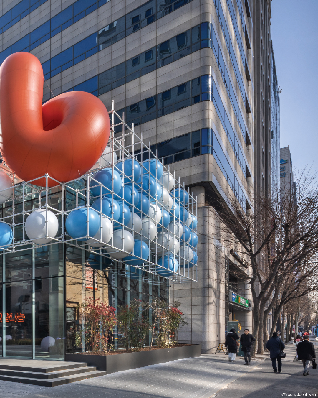 "Blooming Clouds", 2025 레드닷 디자인 어워드 수상
"Blooming Clouds" Wins 2025 Red Dot Design Award
싱가포르에서 열린 2025 레드닷 디자인 어워드 시상식에 다녀왔습니다. 도심 속 감성적 환상을 설계한 ‘Blooming Clouds’는,공공 공간에 대한 시적이고 실험적인 해석으로 가 디자인 콘셉트(건축) 부문 Winner로 선정되며, 그 특별한 순간을 팀과 함께 직접 경험할 수 있었습니다.
We visited Singapore for the 2025 Red Dot Design Award Ceremony, where “Blooming Clouds” was honored as a Winner in the Design Concept (Architecture) category. Designed as an emotional illusion within the urban landscape, the project was recognized for its poetic and experimental interpretation of public space, and it was a truly special moment to experience together as a team.
이번 수상은 팀이 함께 쌓아온 시간과 고민, 그리고 끊임없는 실험의 결과입니다.
서로의 시선이 모여 하나의 이야기가 되고, 그 이야기가 다시 공간이 되어 세상과 만나는 과정 속에서 우리는 함께 배우고 성장했습니다.
This award is the result of our shared time, dedication, and countless experiments. As our different perspectives came together to form one story and that story turned into a space that meets the world we learned, created, and grew side by side.
이 프로젝트를 함께 만들어준 모든 분들께 감사하며, 앞으로도 저희는 계속해서 도전하고, 과정 속에서 배우며, 함께 성장하는 디자인 스튜디오가 되겠습니다.
We’re deeply thankful to everyone who was part of this journey,and we’ll continue to challenge ourselves, learn through the process, and grow together as a design studio that creates with sincerity.
📍 서울특별시 강남구 대치동 945-2, 3, 4 필지
📍 945-2, 3, 4 Daechi-dong, Gangnam-gu, Seoul, South Korea
Team: Seonwook Jo, Myungsoo Ha
@clark____03 @ms_ar_h
Photo: Yoon,joonhwan_UrbanRecord @yoon_joonhwan
#레드닷 #레드닷어워드 #레드닷디자인어워드 #레드닷수상작 #에스에스피건축사사무소 #건축가박성기 #박성기 #건축가
#건축 #디자인 #건축디자인 #젊은건축가 #팝업 #근린생활시설 #꼬마빌딩 #강남 #대치동
#RedDot #Reddot2025 #RedDotDesign #DesignConcept #Architecture #BloomingClouds #studiosunggipark #ssp #architect #architecture #architecturaldesigner #youngarchitect #bithumb_official #bithumb