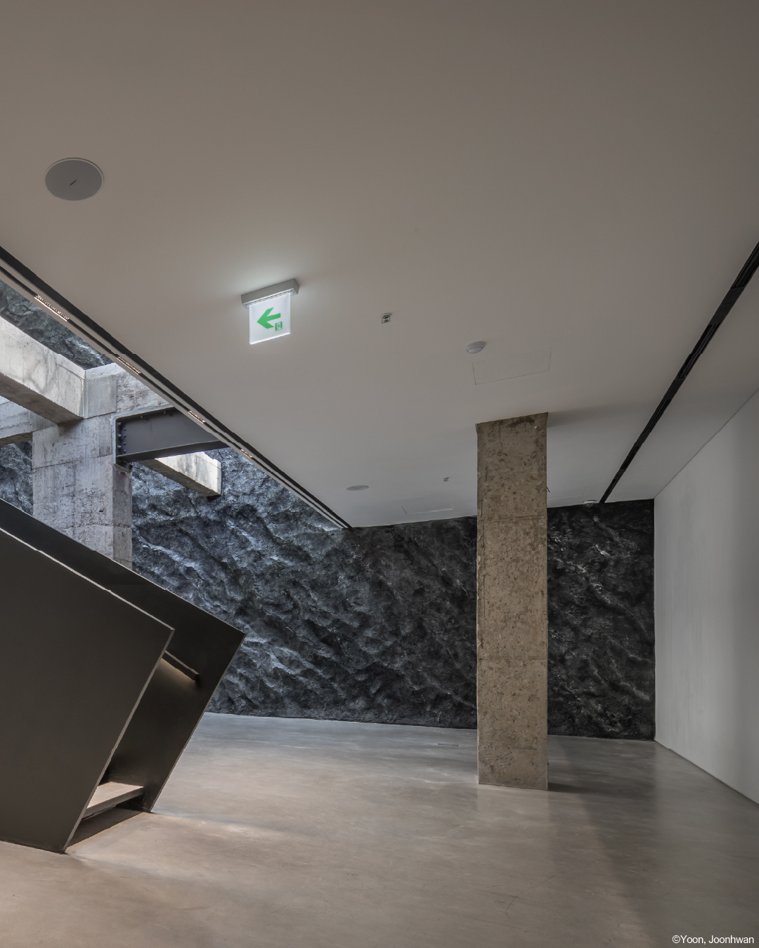 "Blooming Clouds", 2025 레드닷 디자인 어워드 수상
"Blooming Clouds" Wins 2025 Red Dot Design Award
싱가포르에서 열린 2025 레드닷 디자인 어워드 시상식에 다녀왔습니다. 도심 속 감성적 환상을 설계한 ‘Blooming Clouds’는,공공 공간에 대한 시적이고 실험적인 해석으로 가 디자인 콘셉트(건축) 부문 Winner로 선정되며, 그 특별한 순간을 팀과 함께 직접 경험할 수 있었습니다.
We visited Singapore for the 2025 Red Dot Design Award Ceremony, where “Blooming Clouds” was honored as a Winner in the Design Concept (Architecture) category. Designed as an emotional illusion within the urban landscape, the project was recognized for its poetic and experimental interpretation of public space, and it was a truly special moment to experience together as a team.
이번 수상은 팀이 함께 쌓아온 시간과 고민, 그리고 끊임없는 실험의 결과입니다.
서로의 시선이 모여 하나의 이야기가 되고, 그 이야기가 다시 공간이 되어 세상과 만나는 과정 속에서 우리는 함께 배우고 성장했습니다.
This award is the result of our shared time, dedication, and countless experiments. As our different perspectives came together to form one story and that story turned into a space that meets the world we learned, created, and grew side by side.
이 프로젝트를 함께 만들어준 모든 분들께 감사하며, 앞으로도 저희는 계속해서 도전하고, 과정 속에서 배우며, 함께 성장하는 디자인 스튜디오가 되겠습니다.
We’re deeply thankful to everyone who was part of this journey,and we’ll continue to challenge ourselves, learn through the process, and grow together as a design studio that creates with sincerity.
📍 서울특별시 강남구 대치동 945-2, 3, 4 필지
📍 945-2, 3, 4 Daechi-dong, Gangnam-gu, Seoul, South Korea
Team: Seonwook Jo, Myungsoo Ha
@clark____03 @ms_ar_h
Photo: Yoon,joonhwan_UrbanRecord @yoon_joonhwan
#레드닷 #레드닷어워드 #레드닷디자인어워드 #레드닷수상작 #에스에스피건축사사무소 #건축가박성기 #박성기 #건축가
#건축 #디자인 #건축디자인 #젊은건축가 #팝업 #근린생활시설 #꼬마빌딩 #강남 #대치동
#RedDot #Reddot2025 #RedDotDesign #DesignConcept #Architecture #BloomingClouds #studiosunggipark #ssp #architect #architecture #architecturaldesigner #youngarchitect #bithumb_official #bithumb