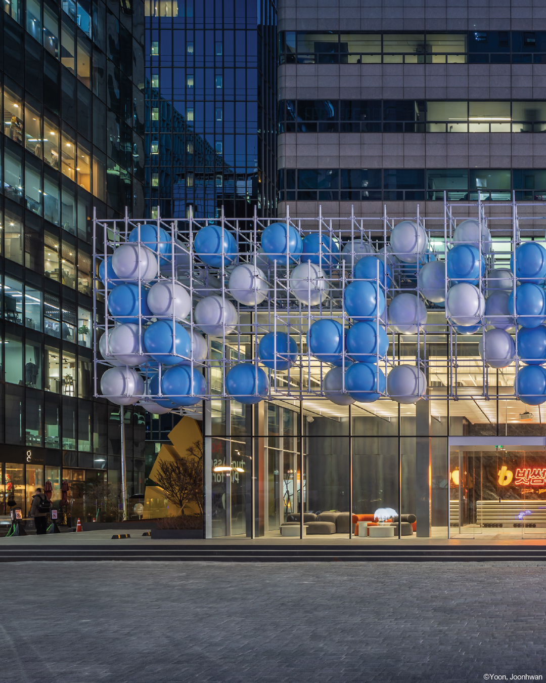 "Blooming Clouds", 2025 레드닷 디자인 어워드 수상
"Blooming Clouds" Wins 2025 Red Dot Design Award
싱가포르에서 열린 2025 레드닷 디자인 어워드 시상식에 다녀왔습니다. 도심 속 감성적 환상을 설계한 ‘Blooming Clouds’는,공공 공간에 대한 시적이고 실험적인 해석으로 가 디자인 콘셉트(건축) 부문 Winner로 선정되며, 그 특별한 순간을 팀과 함께 직접 경험할 수 있었습니다.
We visited Singapore for the 2025 Red Dot Design Award Ceremony, where “Blooming Clouds” was honored as a Winner in the Design Concept (Architecture) category. Designed as an emotional illusion within the urban landscape, the project was recognized for its poetic and experimental interpretation of public space, and it was a truly special moment to experience together as a team.
이번 수상은 팀이 함께 쌓아온 시간과 고민, 그리고 끊임없는 실험의 결과입니다.
서로의 시선이 모여 하나의 이야기가 되고, 그 이야기가 다시 공간이 되어 세상과 만나는 과정 속에서 우리는 함께 배우고 성장했습니다.
This award is the result of our shared time, dedication, and countless experiments. As our different perspectives came together to form one story and that story turned into a space that meets the world we learned, created, and grew side by side.
이 프로젝트를 함께 만들어준 모든 분들께 감사하며, 앞으로도 저희는 계속해서 도전하고, 과정 속에서 배우며, 함께 성장하는 디자인 스튜디오가 되겠습니다.
We’re deeply thankful to everyone who was part of this journey,and we’ll continue to challenge ourselves, learn through the process, and grow together as a design studio that creates with sincerity.
📍 서울특별시 강남구 대치동 945-2, 3, 4 필지
📍 945-2, 3, 4 Daechi-dong, Gangnam-gu, Seoul, South Korea
Team: Seonwook Jo, Myungsoo Ha
@clark____03 @ms_ar_h
Photo: Yoon,joonhwan_UrbanRecord @yoon_joonhwan
#레드닷 #레드닷어워드 #레드닷디자인어워드 #레드닷수상작 #에스에스피건축사사무소 #건축가박성기 #박성기 #건축가
#건축 #디자인 #건축디자인 #젊은건축가 #팝업 #근린생활시설 #꼬마빌딩 #강남 #대치동
#RedDot #Reddot2025 #RedDotDesign #DesignConcept #Architecture #BloomingClouds #studiosunggipark #ssp #architect #architecture #architecturaldesigner #youngarchitect #bithumb_official #bithumb