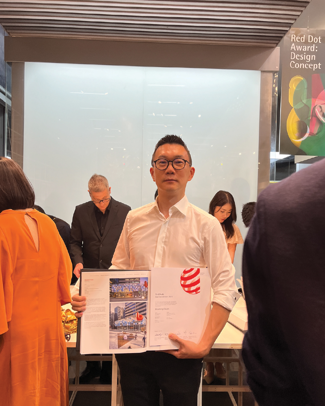 "Blooming Clouds", 2025 레드닷 디자인 어워드 수상
"Blooming Clouds" Wins 2025 Red Dot Design Award
싱가포르에서 열린 2025 레드닷 디자인 어워드 시상식에 다녀왔습니다. 도심 속 감성적 환상을 설계한 ‘Blooming Clouds’는,공공 공간에 대한 시적이고 실험적인 해석으로 가 디자인 콘셉트(건축) 부문 Winner로 선정되며, 그 특별한 순간을 팀과 함께 직접 경험할 수 있었습니다.
We visited Singapore for the 2025 Red Dot Design Award Ceremony, where “Blooming Clouds” was honored as a Winner in the Design Concept (Architecture) category. Designed as an emotional illusion within the urban landscape, the project was recognized for its poetic and experimental interpretation of public space, and it was a truly special moment to experience together as a team.
이번 수상은 팀이 함께 쌓아온 시간과 고민, 그리고 끊임없는 실험의 결과입니다.
서로의 시선이 모여 하나의 이야기가 되고, 그 이야기가 다시 공간이 되어 세상과 만나는 과정 속에서 우리는 함께 배우고 성장했습니다.
This award is the result of our shared time, dedication, and countless experiments. As our different perspectives came together to form one story and that story turned into a space that meets the world we learned, created, and grew side by side.
이 프로젝트를 함께 만들어준 모든 분들께 감사하며, 앞으로도 저희는 계속해서 도전하고, 과정 속에서 배우며, 함께 성장하는 디자인 스튜디오가 되겠습니다.
We’re deeply thankful to everyone who was part of this journey,and we’ll continue to challenge ourselves, learn through the process, and grow together as a design studio that creates with sincerity.
📍 서울특별시 강남구 대치동 945-2, 3, 4 필지
📍 945-2, 3, 4 Daechi-dong, Gangnam-gu, Seoul, South Korea
Team: Seonwook Jo, Myungsoo Ha
@clark____03 @ms_ar_h
Photo: Yoon,joonhwan_UrbanRecord @yoon_joonhwan
#레드닷 #레드닷어워드 #레드닷디자인어워드 #레드닷수상작 #에스에스피건축사사무소 #건축가박성기 #박성기 #건축가
#건축 #디자인 #건축디자인 #젊은건축가 #팝업 #근린생활시설 #꼬마빌딩 #강남 #대치동
#RedDot #Reddot2025 #RedDotDesign #DesignConcept #Architecture #BloomingClouds #studiosunggipark #ssp #architect #architecture #architecturaldesigner #youngarchitect #bithumb_official #bithumb
