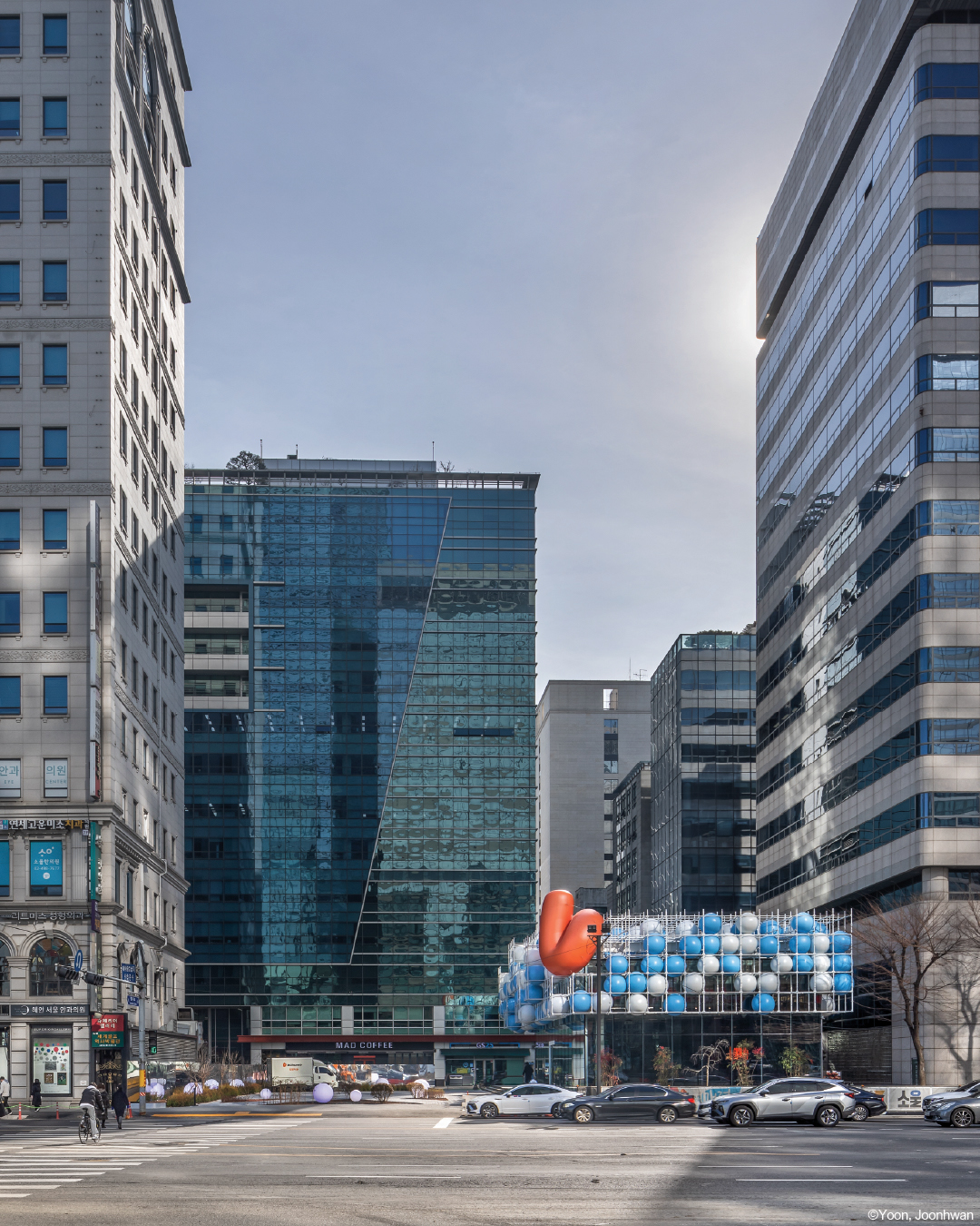 "Blooming Clouds", 2025 레드닷 디자인 어워드 수상
"Blooming Clouds" Wins 2025 Red Dot Design Award
싱가포르에서 열린 2025 레드닷 디자인 어워드 시상식에 다녀왔습니다. 도심 속 감성적 환상을 설계한 ‘Blooming Clouds’는,공공 공간에 대한 시적이고 실험적인 해석으로 가 디자인 콘셉트(건축) 부문 Winner로 선정되며, 그 특별한 순간을 팀과 함께 직접 경험할 수 있었습니다.
We visited Singapore for the 2025 Red Dot Design Award Ceremony, where “Blooming Clouds” was honored as a Winner in the Design Concept (Architecture) category. Designed as an emotional illusion within the urban landscape, the project was recognized for its poetic and experimental interpretation of public space, and it was a truly special moment to experience together as a team.
이번 수상은 팀이 함께 쌓아온 시간과 고민, 그리고 끊임없는 실험의 결과입니다.
서로의 시선이 모여 하나의 이야기가 되고, 그 이야기가 다시 공간이 되어 세상과 만나는 과정 속에서 우리는 함께 배우고 성장했습니다.
This award is the result of our shared time, dedication, and countless experiments. As our different perspectives came together to form one story and that story turned into a space that meets the world we learned, created, and grew side by side.
이 프로젝트를 함께 만들어준 모든 분들께 감사하며, 앞으로도 저희는 계속해서 도전하고, 과정 속에서 배우며, 함께 성장하는 디자인 스튜디오가 되겠습니다.
We’re deeply thankful to everyone who was part of this journey,and we’ll continue to challenge ourselves, learn through the process, and grow together as a design studio that creates with sincerity.
📍 서울특별시 강남구 대치동 945-2, 3, 4 필지
📍 945-2, 3, 4 Daechi-dong, Gangnam-gu, Seoul, South Korea
Team: Seonwook Jo, Myungsoo Ha
@clark____03 @ms_ar_h
Photo: Yoon,joonhwan_UrbanRecord @yoon_joonhwan
#레드닷 #레드닷어워드 #레드닷디자인어워드 #레드닷수상작 #에스에스피건축사사무소 #건축가박성기 #박성기 #건축가
#건축 #디자인 #건축디자인 #젊은건축가 #팝업 #근린생활시설 #꼬마빌딩 #강남 #대치동
#RedDot #Reddot2025 #RedDotDesign #DesignConcept #Architecture #BloomingClouds #studiosunggipark #ssp #architect #architecture #architecturaldesigner #youngarchitect #bithumb_official #bithumb