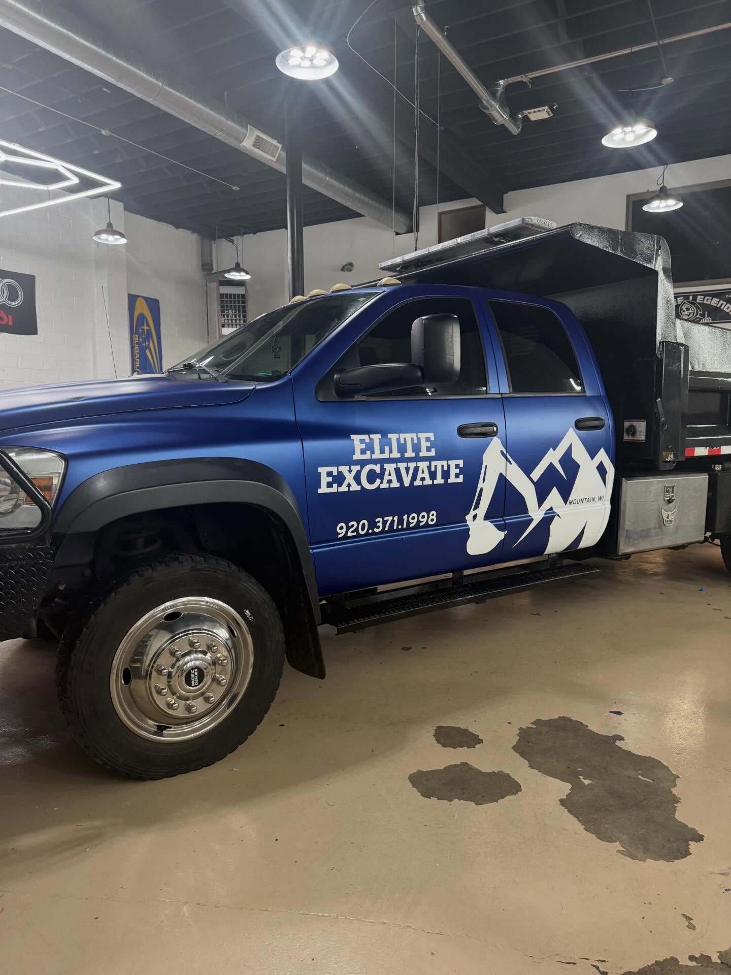 Elite Excavate brought their truck in to match the trailer we wrapped earlier this year. A full color-change wrap with custom graphics that’s guaranteed to turn heads on the road and stand out on any job site.Looking to upgrade your work or personal vehicle?
DM us to get on our schedule.#vinylwraps #vehiclegraphics #customwraps #santanasvinylgarage #greenbay