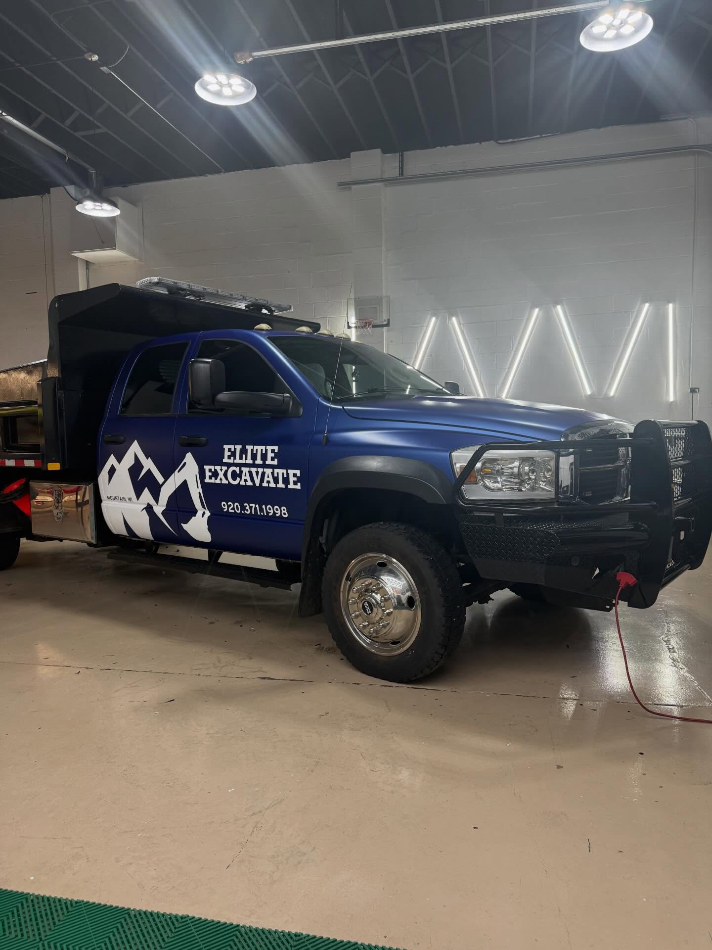 Elite Excavate brought their truck in to match the trailer we wrapped earlier this year. A full color-change wrap with custom graphics that’s guaranteed to turn heads on the road and stand out on any job site.Looking to upgrade your work or personal vehicle?
DM us to get on our schedule.#vinylwraps #vehiclegraphics #customwraps #santanasvinylgarage #greenbay