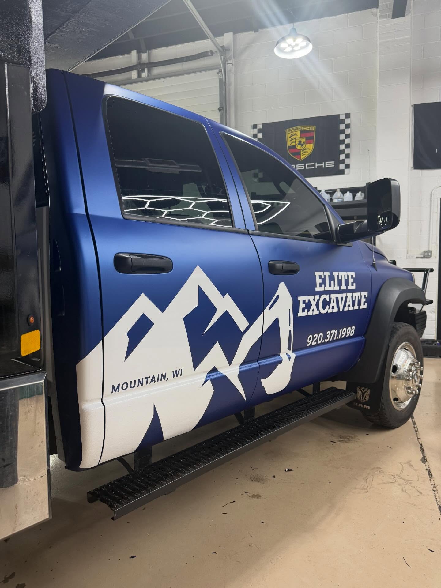 Elite Excavate brought their truck in to match the trailer we wrapped earlier this year. A full color-change wrap with custom graphics that’s guaranteed to turn heads on the road and stand out on any job site.Looking to upgrade your work or personal vehicle?
DM us to get on our schedule.#vinylwraps #vehiclegraphics #customwraps #santanasvinylgarage #greenbay