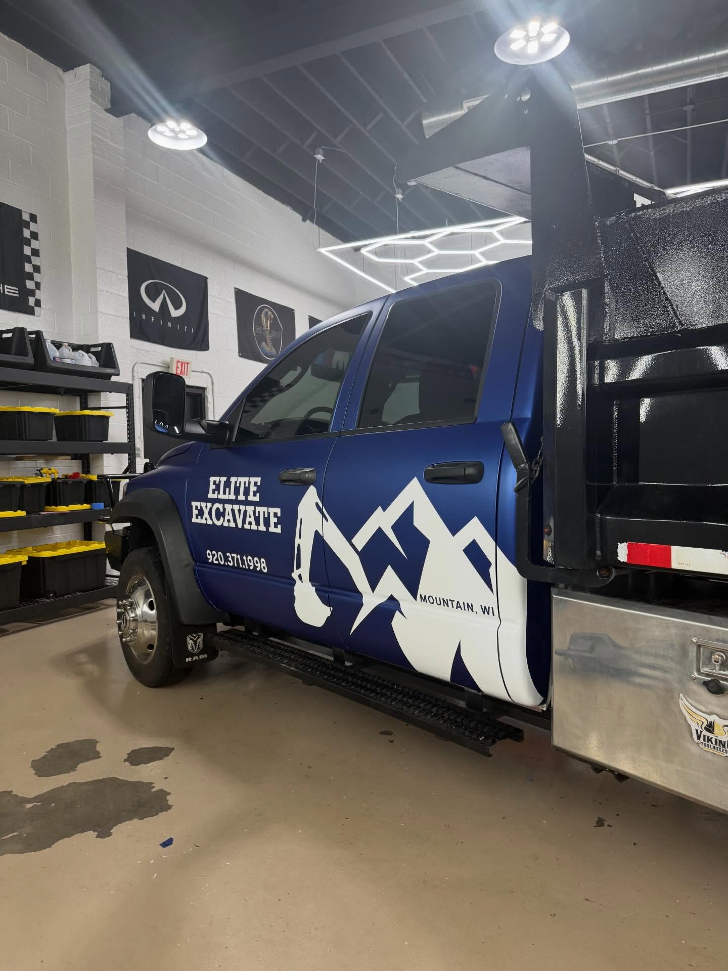 Elite Excavate brought their truck in to match the trailer we wrapped earlier this year. A full color-change wrap with custom graphics that’s guaranteed to turn heads on the road and stand out on any job site.Looking to upgrade your work or personal vehicle?
DM us to get on our schedule.#vinylwraps #vehiclegraphics #customwraps #santanasvinylgarage #greenbay