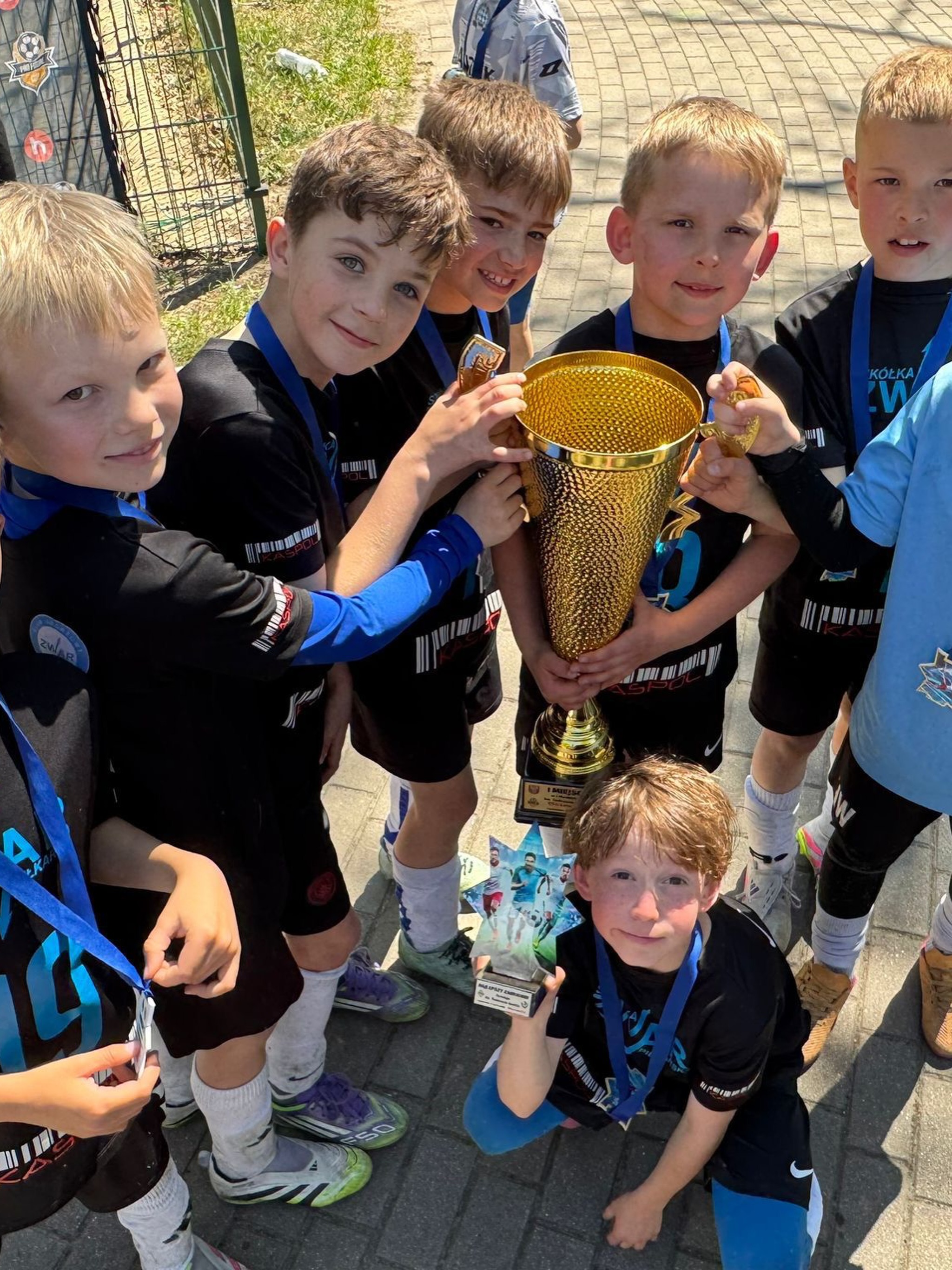 Wygraliśmy ! 🏆🥇⚽️ Rocznik 2017 z trenerem Jakubem Borczyńskim @b0ru_2 wygrał turniej @profuturecup_ 💪 W dwudniowym turnieju brały udział 32 drużyny z całej Polski - nasza drużyna była najlepsza !!! 🙌🔥🔥🔥 Brawo drużyna, brawo trener, brawo rodzice 👏 #druzyna #piłkanożna #turniejpiłkarski #winner